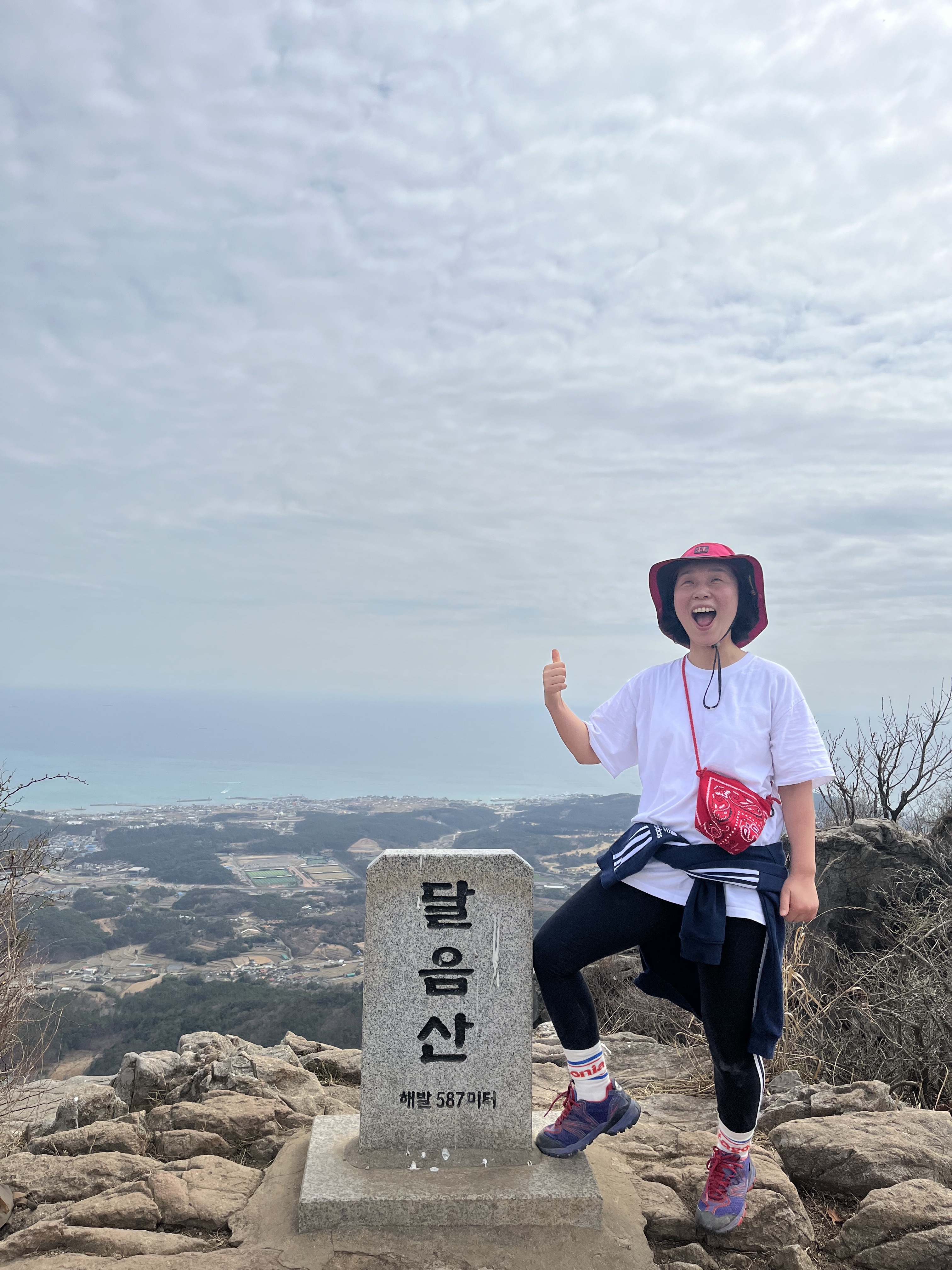 Peaceminusone Bandana Pouch #1 Red 착용 스타일 - 2