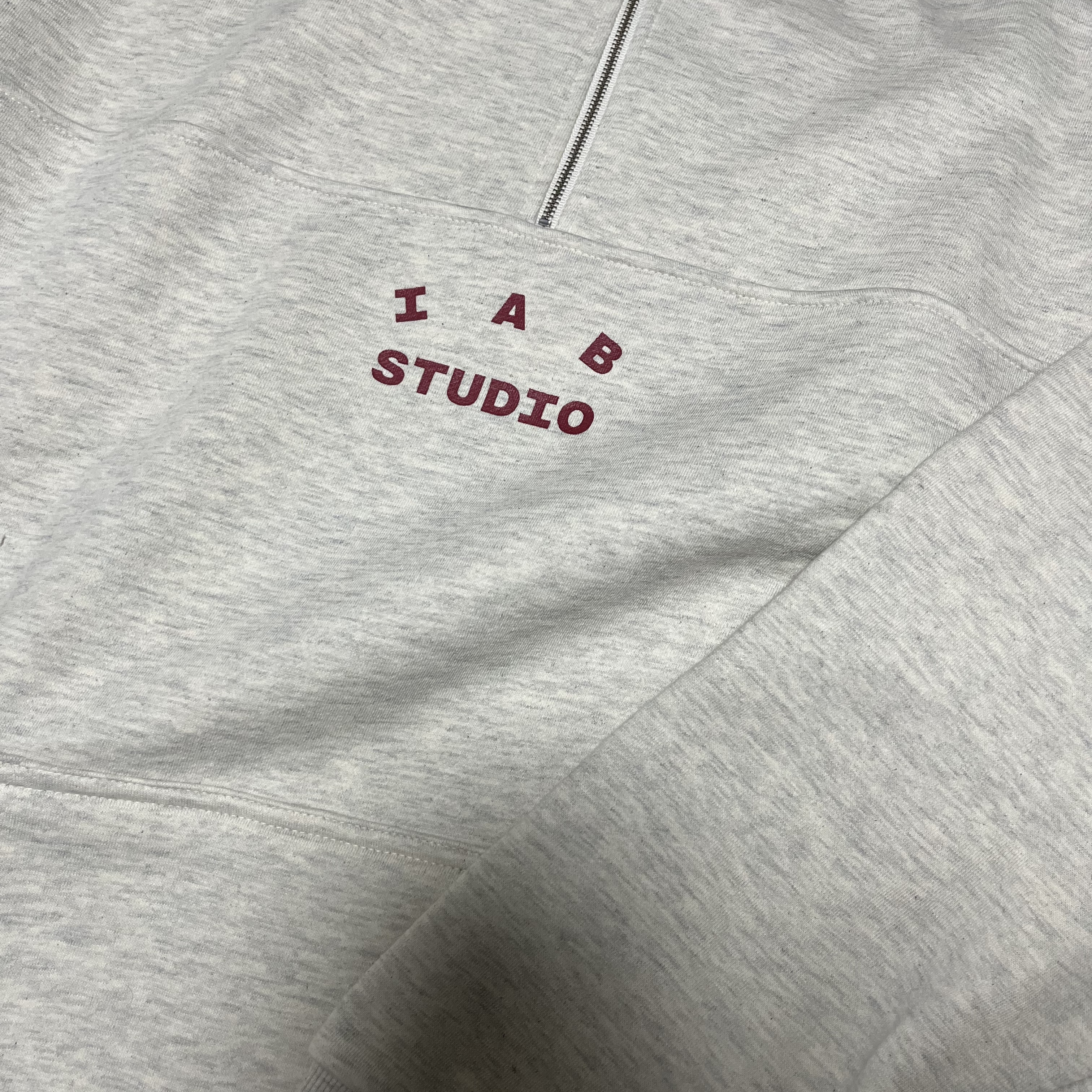 IAB Studio Half Zip-Up Oatmeal Burgundy 착용 스타일 - 1