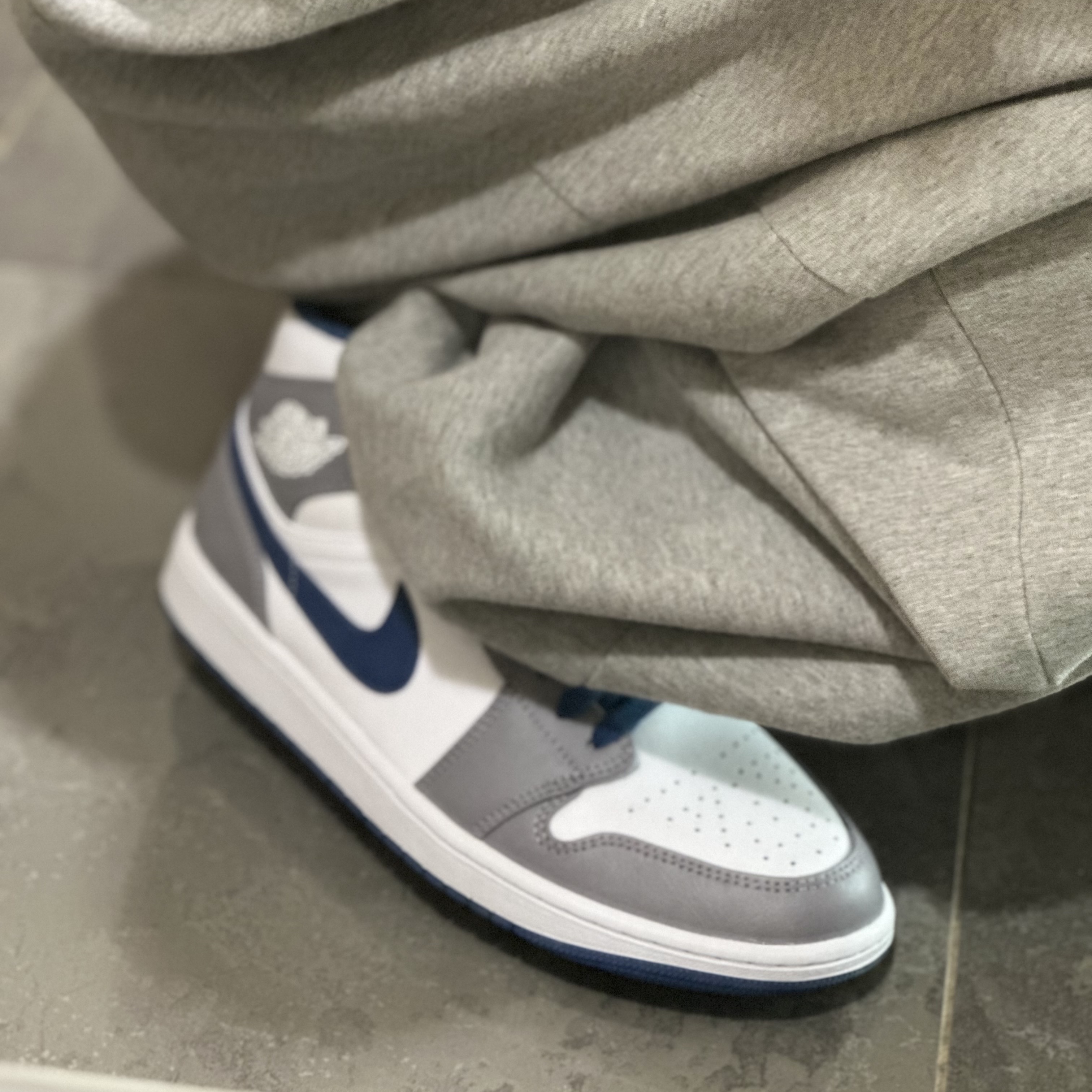 Jordan 1 Mid Cement Grey True Blue 착용 스타일