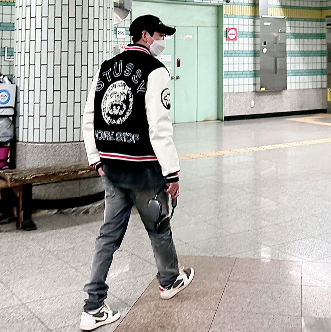 Stussy x Our Legacy x Denim Tears TTL Varsity Jacket Black, Jordan 1 x Travis Scott Retro Low OG SP Sail and Ridgerock 착용 스타일 - 2