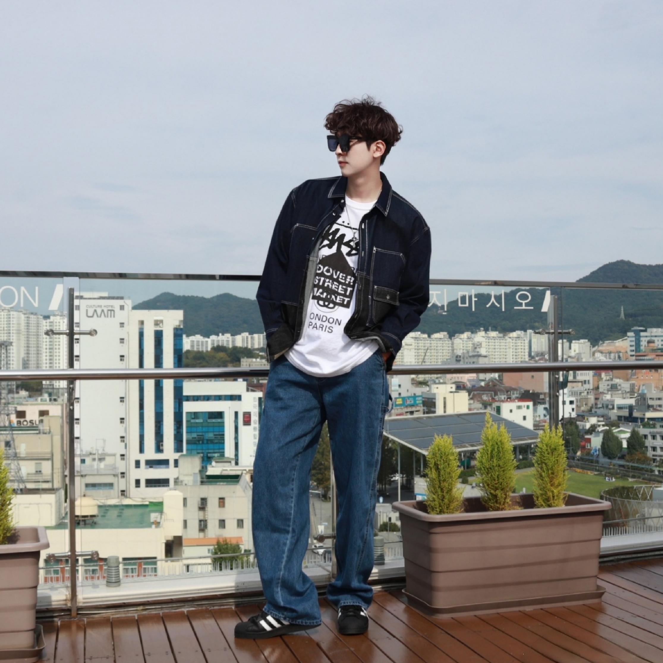Adidas Superstar Core Black White, Stussy DSM World Tour T-Shirt White 착용 스타일 - 2