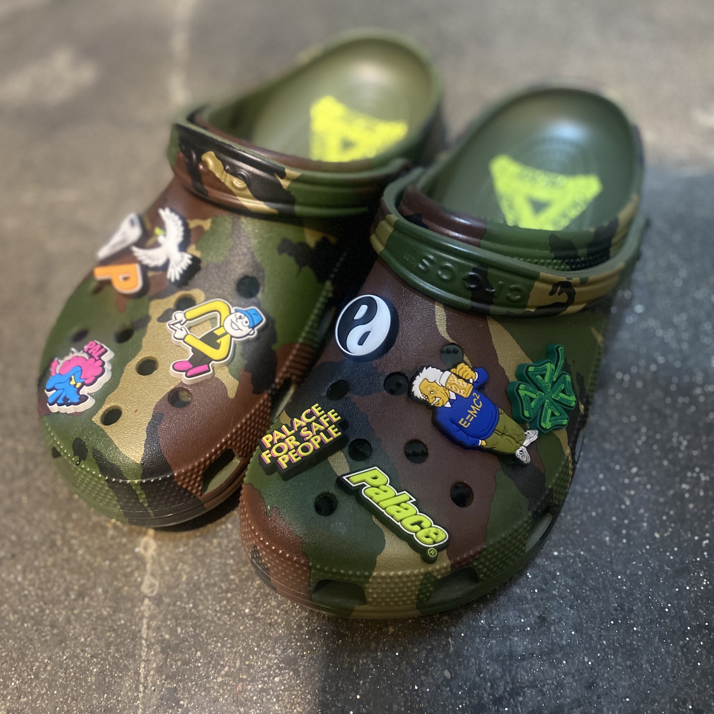 Crocs x Palace Classic Clog Woodland Camo 착용 스타일