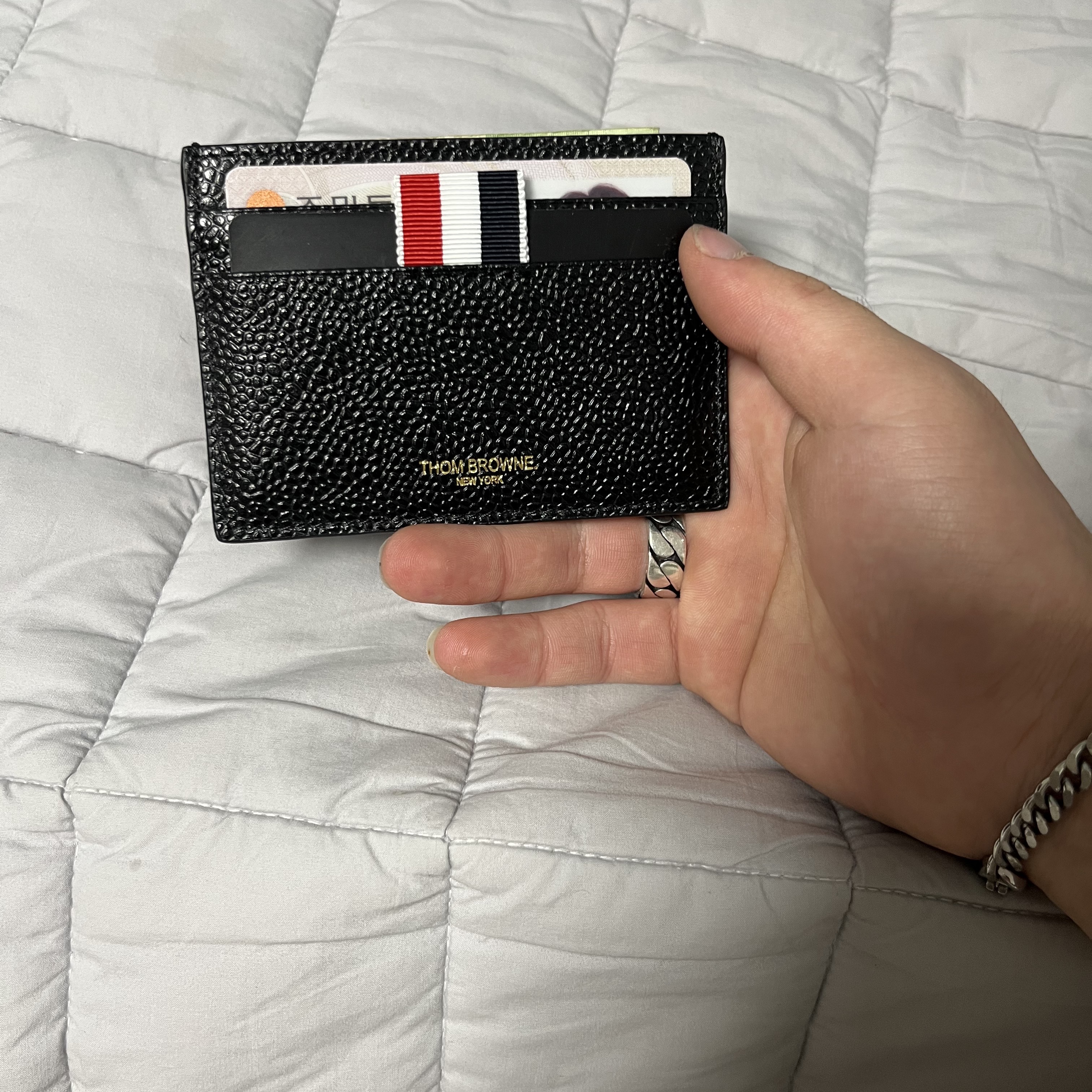 Thom Browne Pebble Grain Leather Stripe Single Card Holder Black, Gucci Interlocking G Ring Silver 착용 스타일