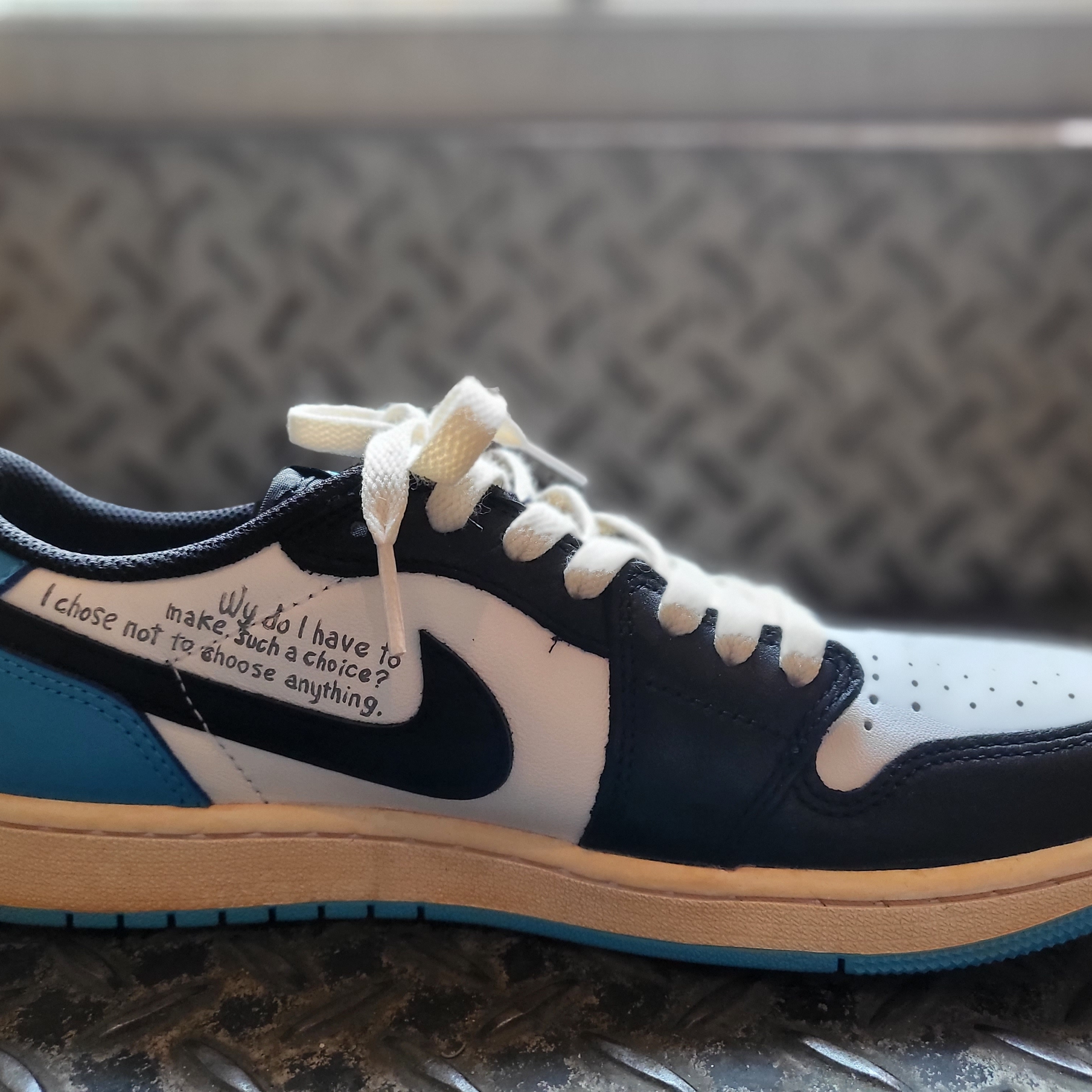 Jordan 1 Retro Low OG Black and Dark Powder Blue 착용 스타일 - 5