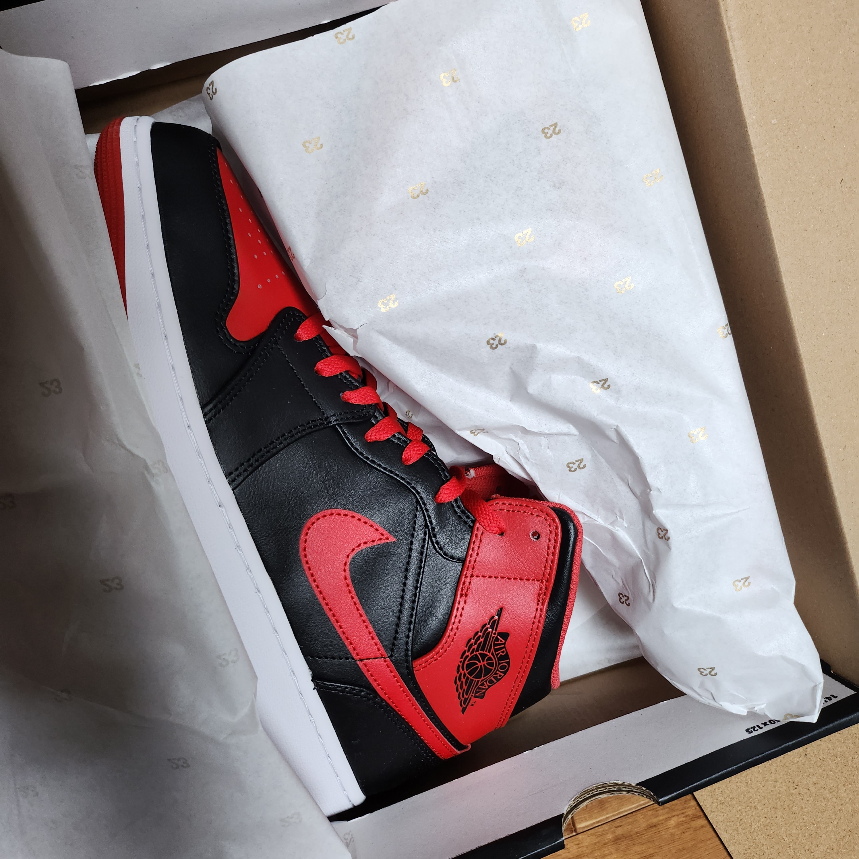 Jordan 1 Mid Black Fire Red 착용 스타일