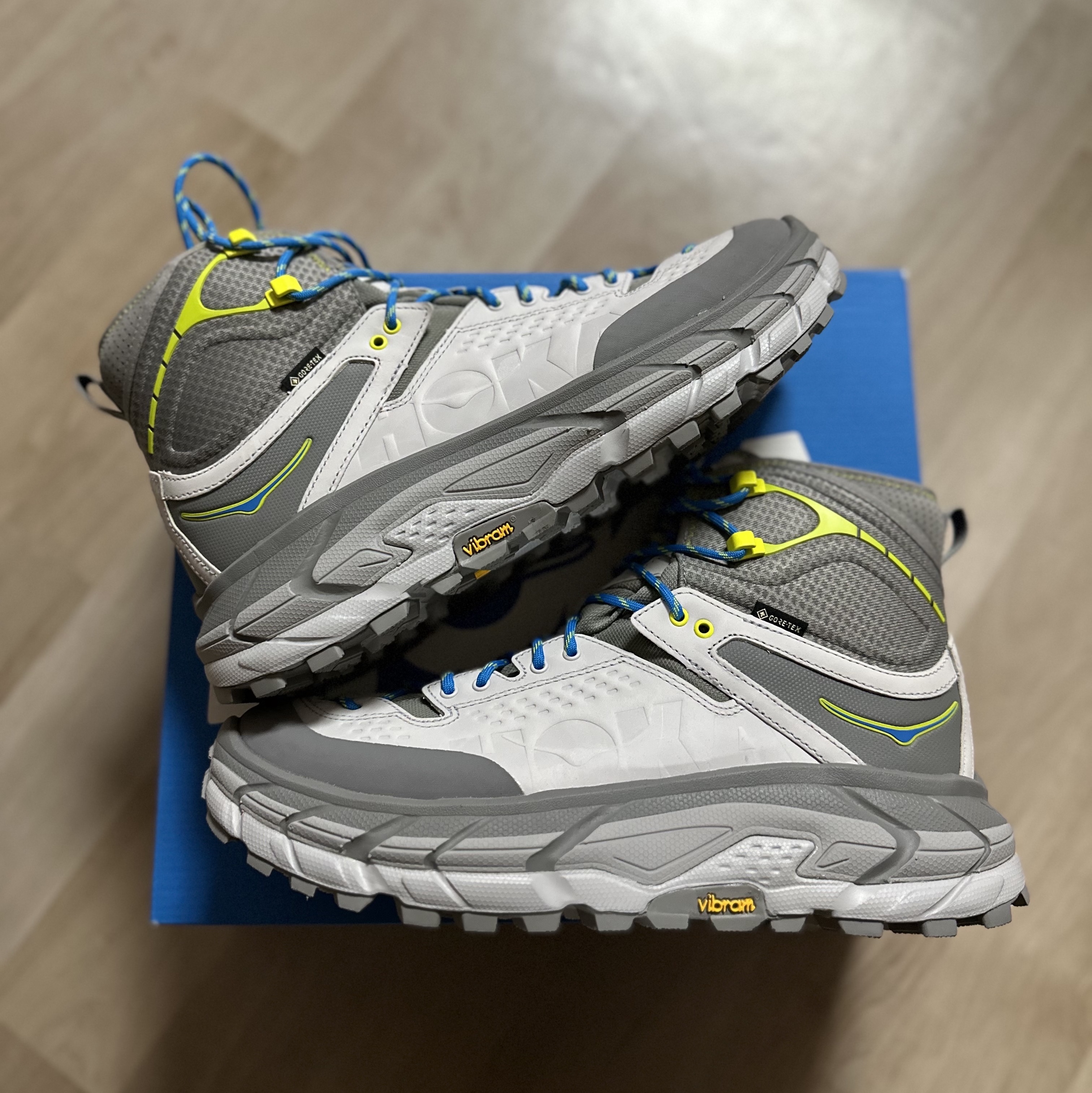 Hoka Tor Ultra High Lunar Rock Diva Blue 착용 스타일