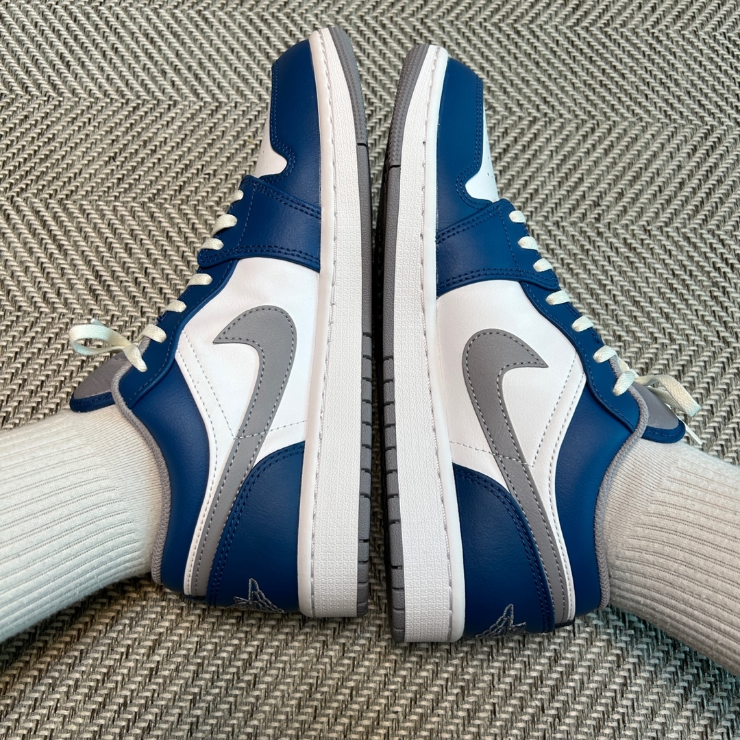 Jordan 1 Low True Blue Cement Grey 착용 스타일 - 3