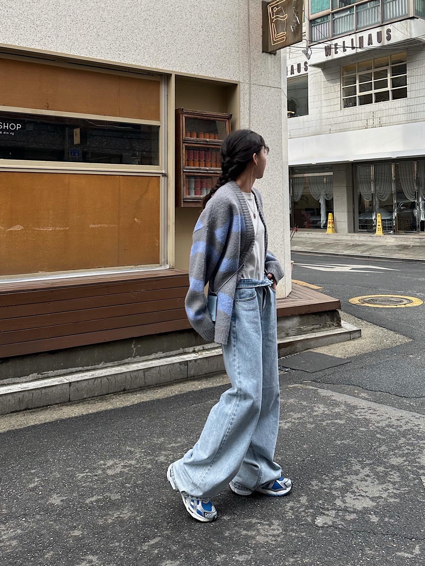 Balenciaga Runner Sneakers Blue White, Prada Brushed Leather Card Holder with Shoulder Strap White 착용 스타일 - 3