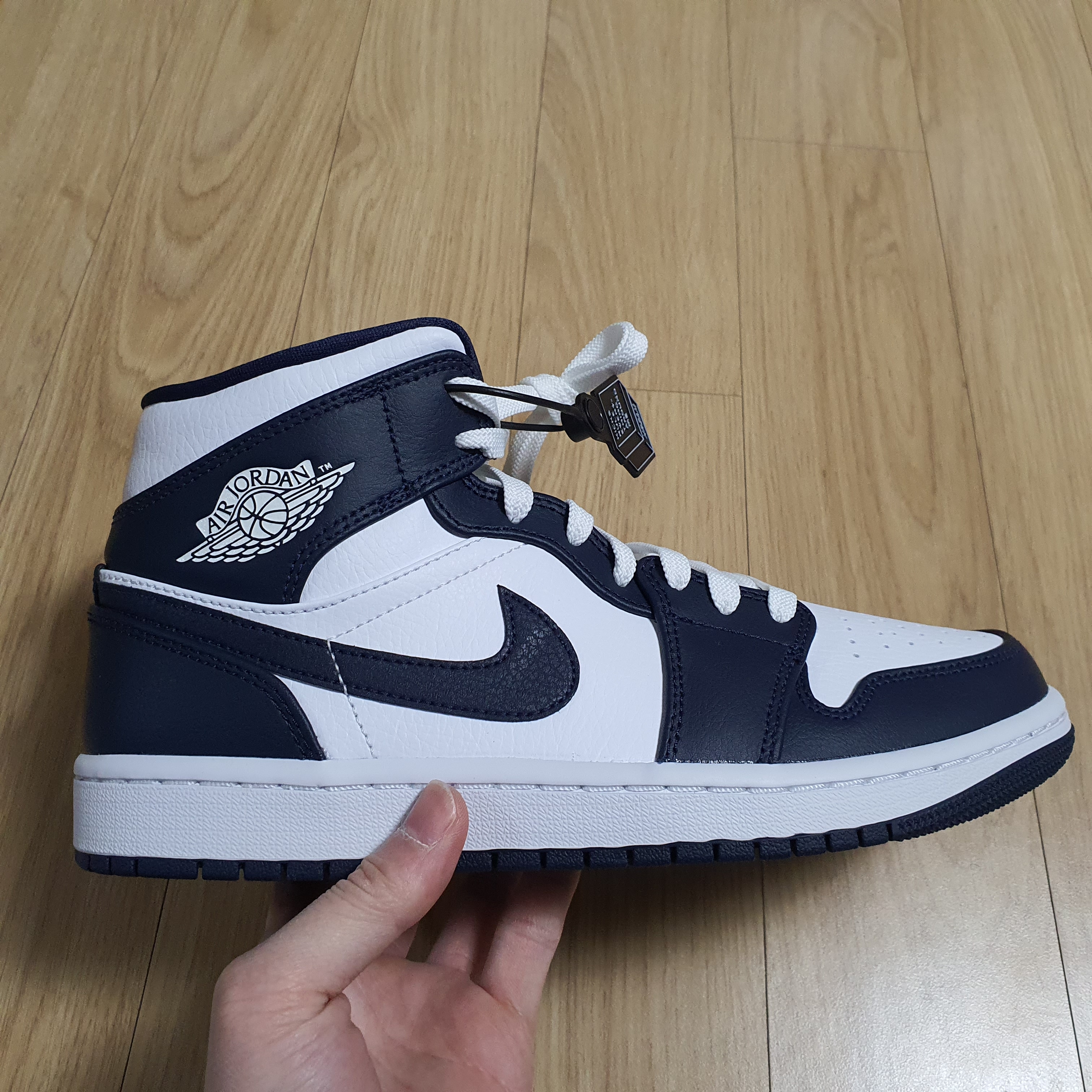 Jordan 1 Mid White Metallic Gold Obsidian 착용 스타일