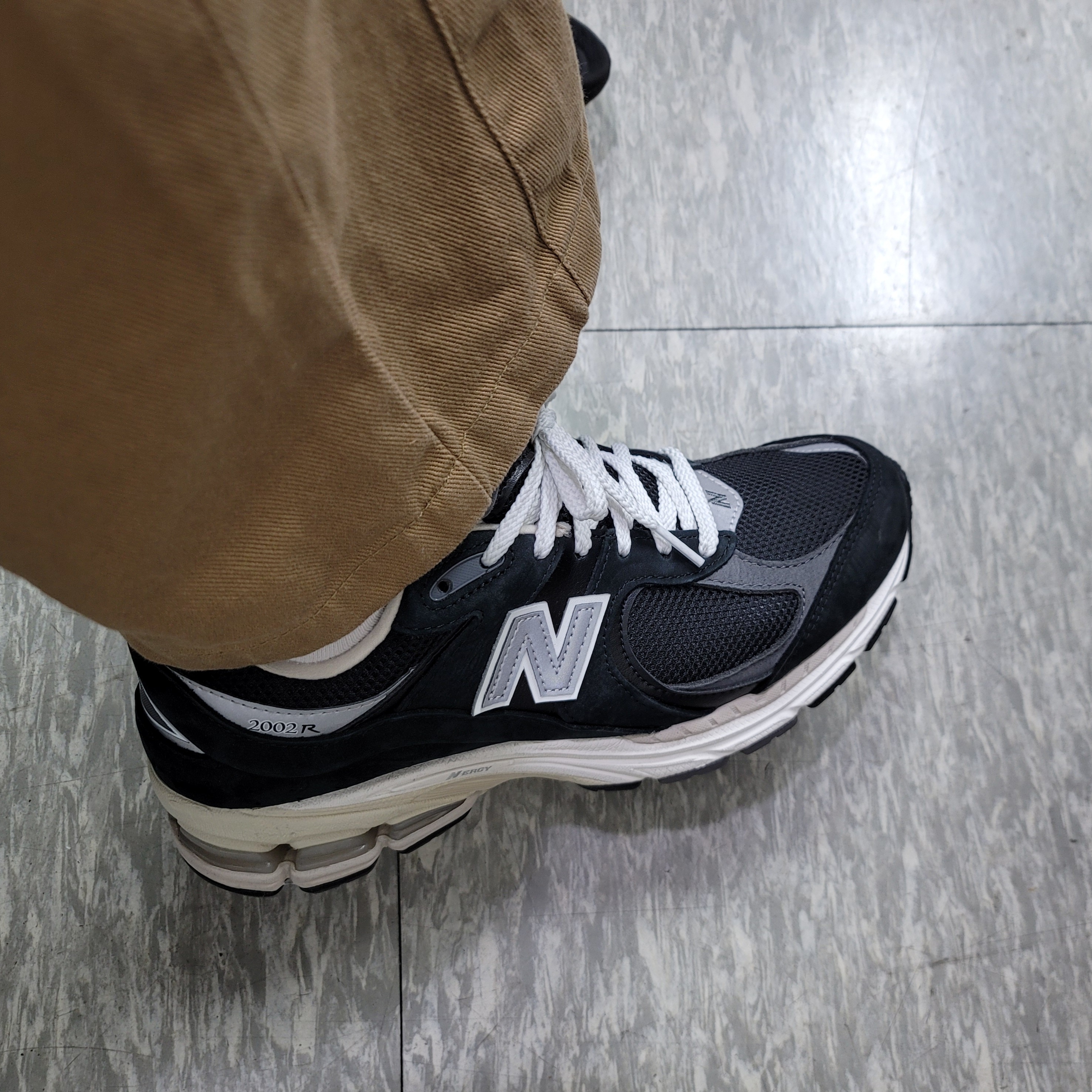 New Balance 2002R Premium Vintage Black 착용 스타일