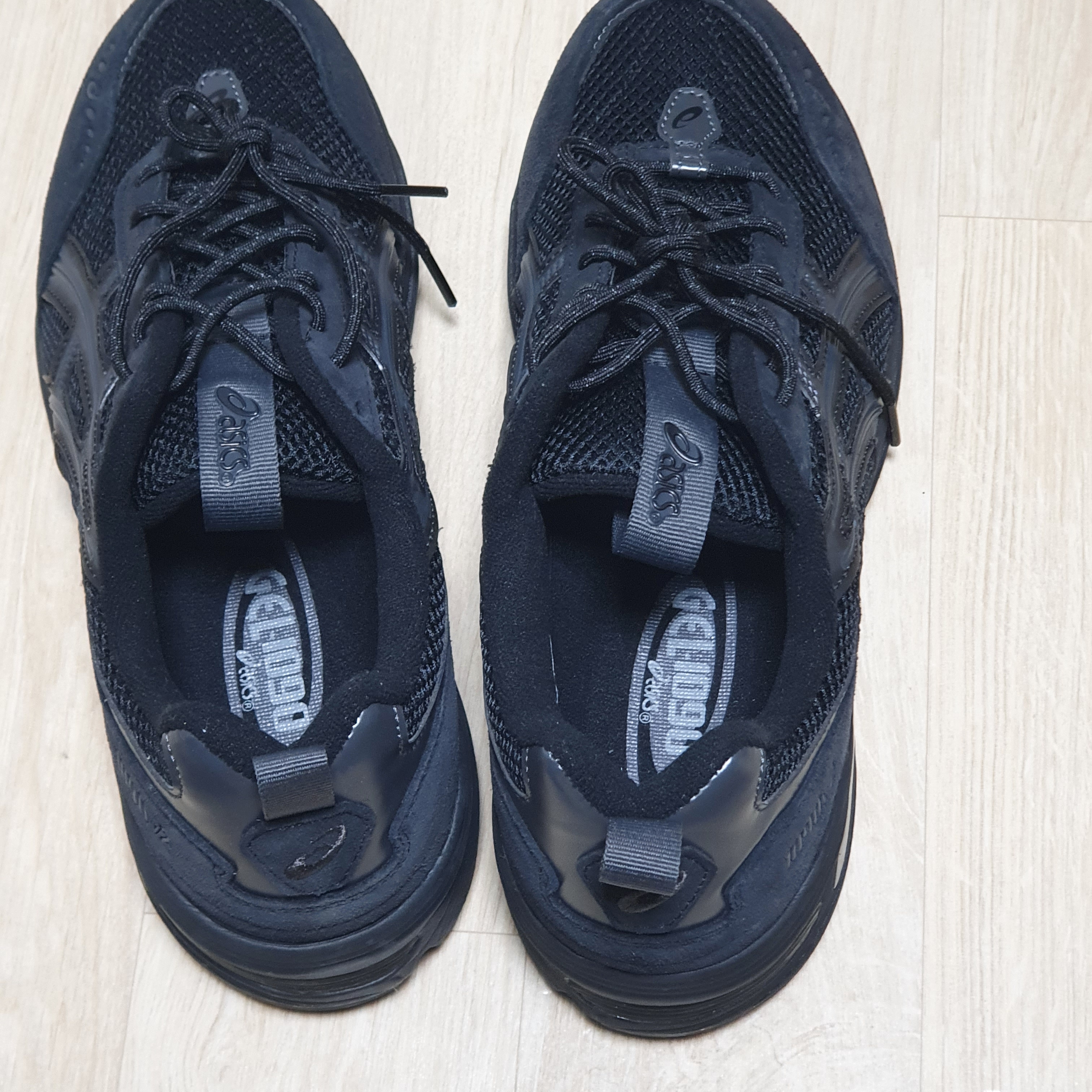 Asics Gel-1090 V2 Black 착용 스타일 - 1
