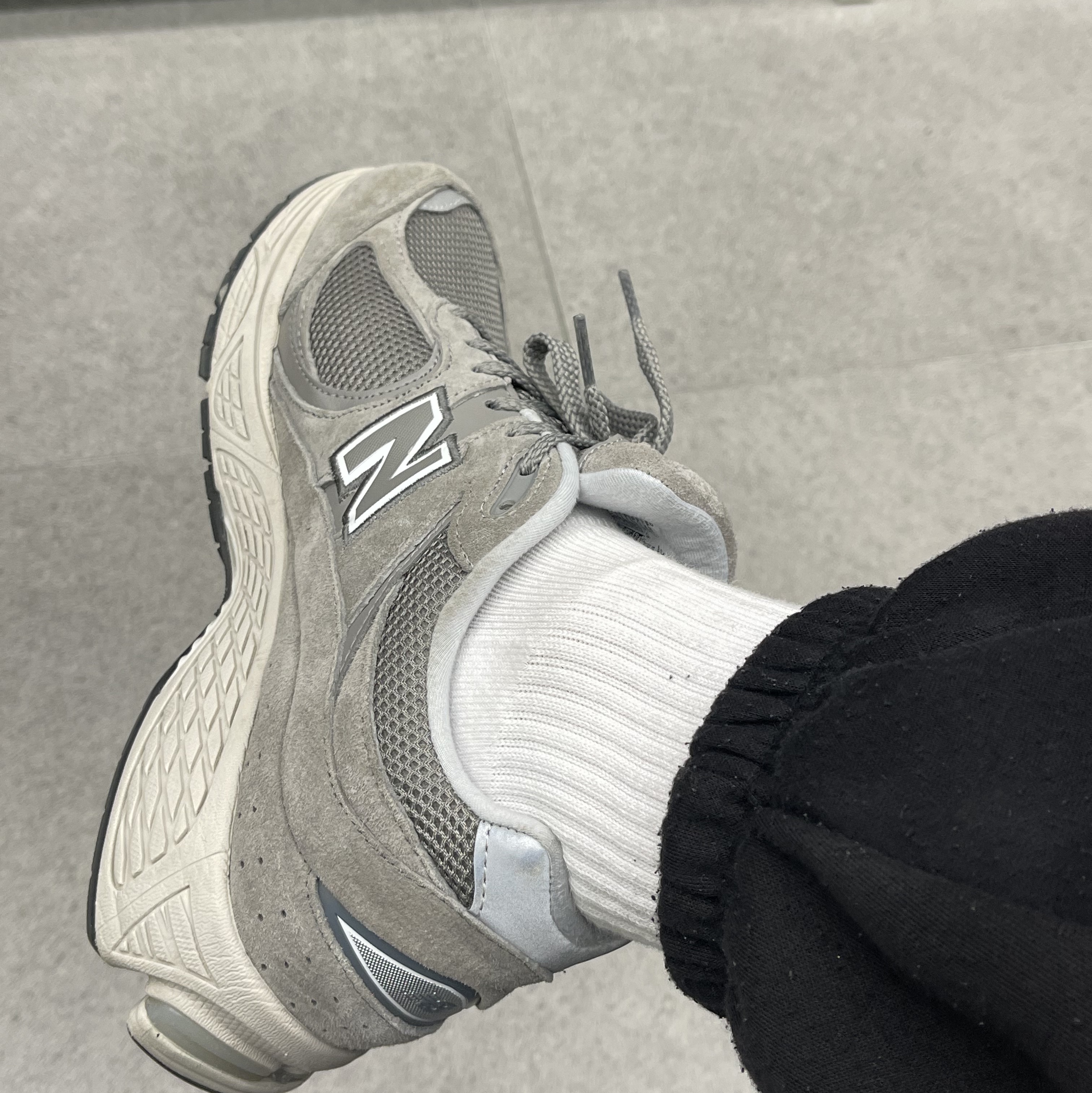 New Balance 2002R Grey 착용 스타일