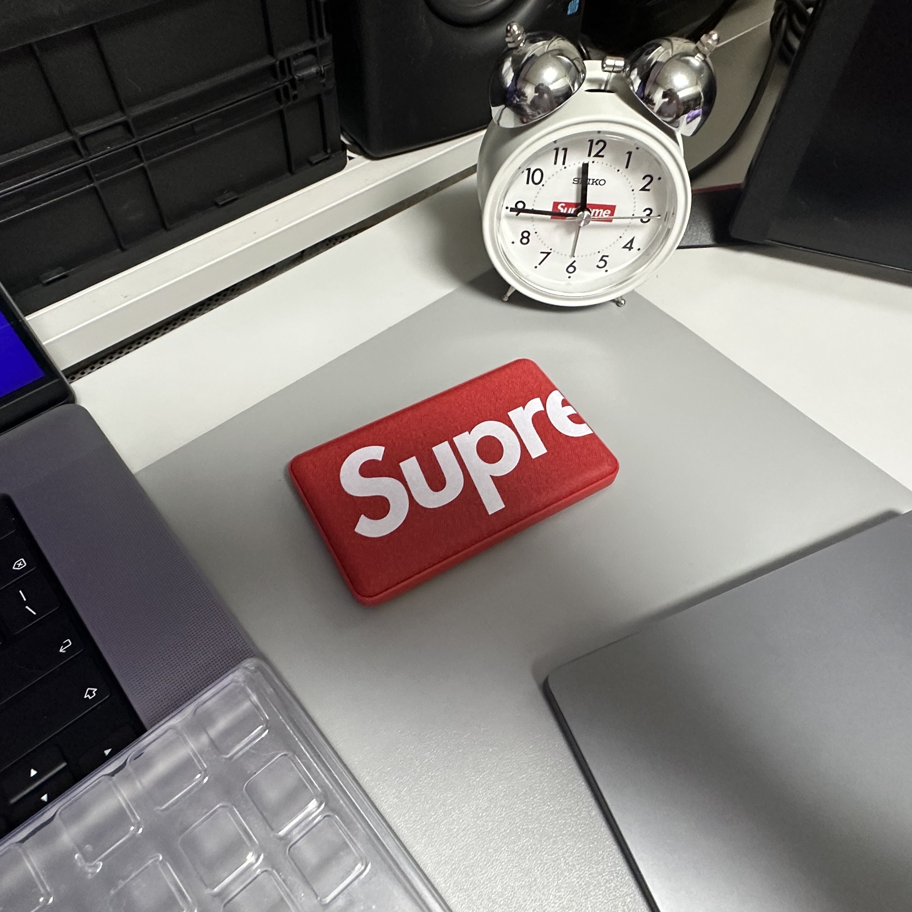 Supreme Schmincke 12-Color Watercolor Set Red - 22FW, Supreme x Seiko Alarm Clock White - 22FW 착용 스타일 - 2
