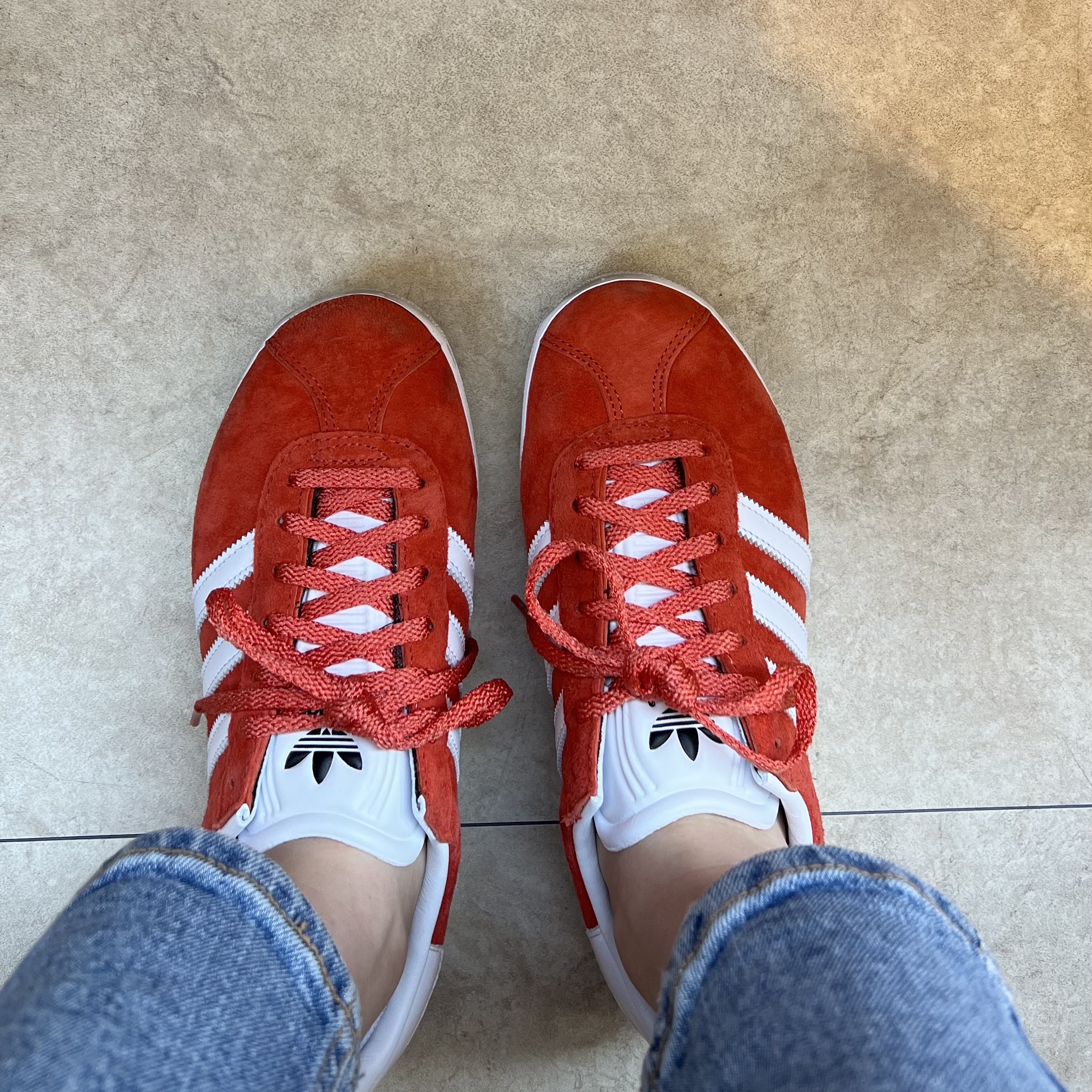 Adidas Gazelle 85 Preloved Red Cloud White 착용 스타일