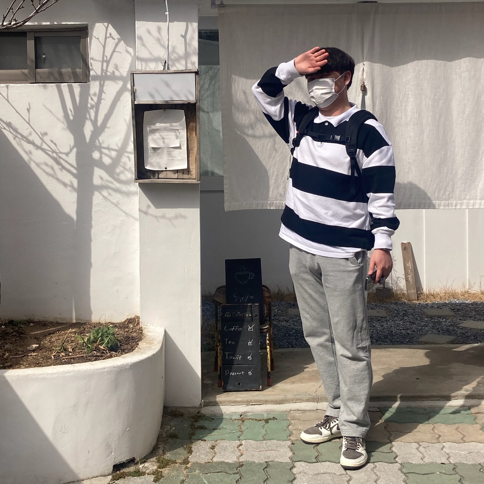 Jordan 1 x Travis Scott Retro Low OG SP Sail and Ridgerock, Supreme Backpack Black - 22SS 착용 스타일