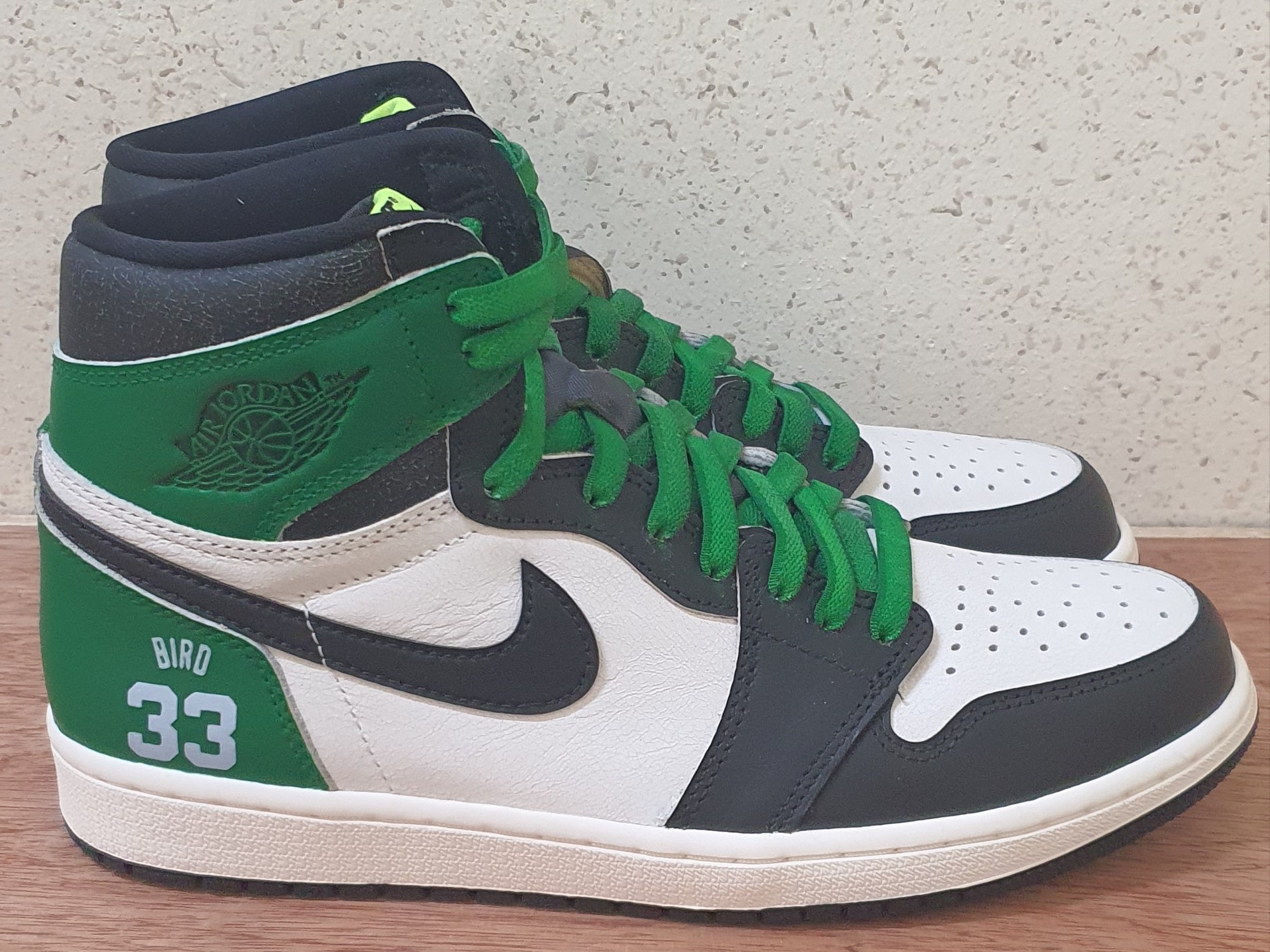 Jordan 1 Retro High OG Volt, Jordan 1 Retro High OG Black and Lucky Green 착용 스타일 - 1
