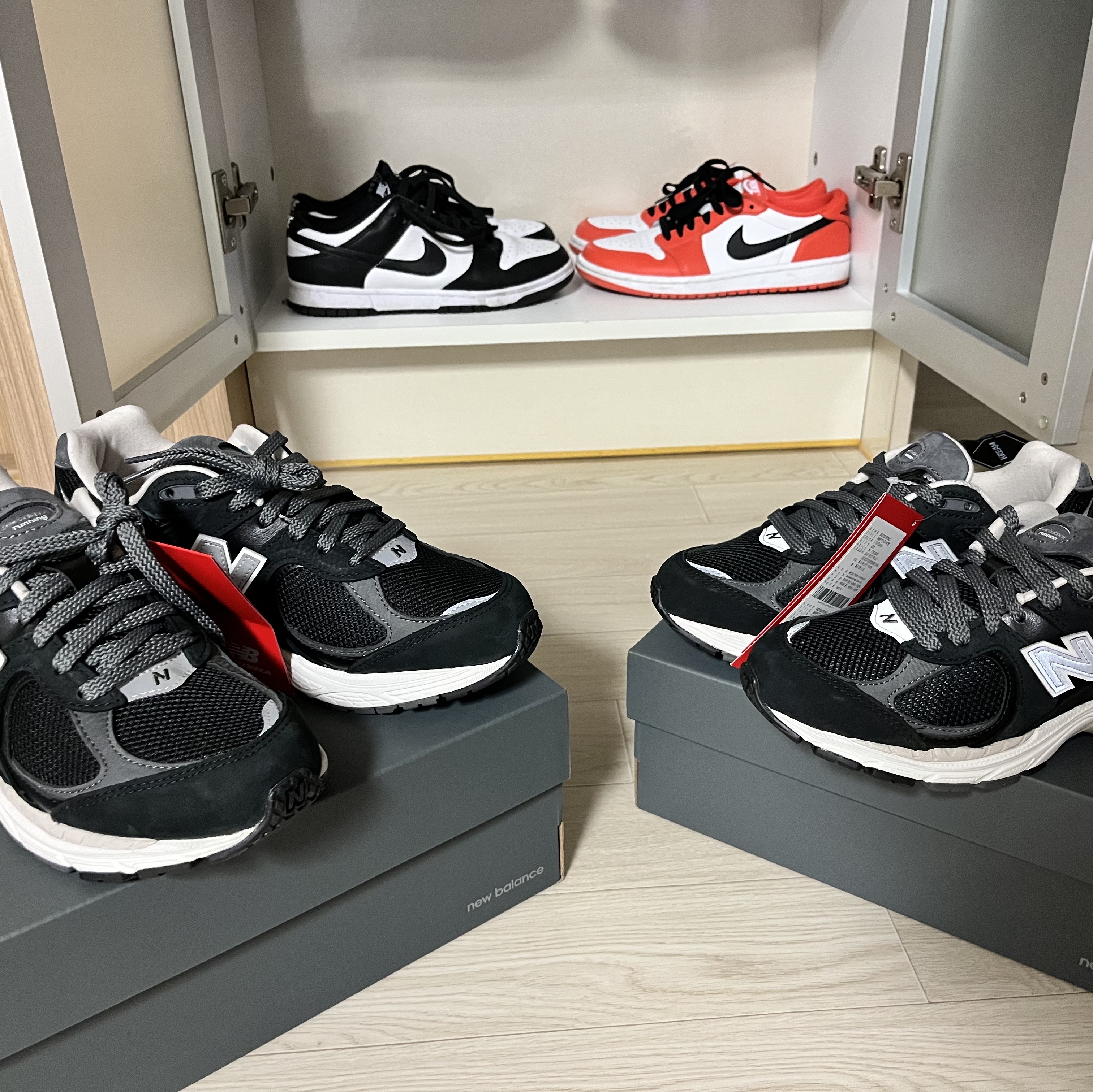 New Balance 2002R Premium Vintage Black, Nike Dunk Low Retro Black 착용 스타일 - 1