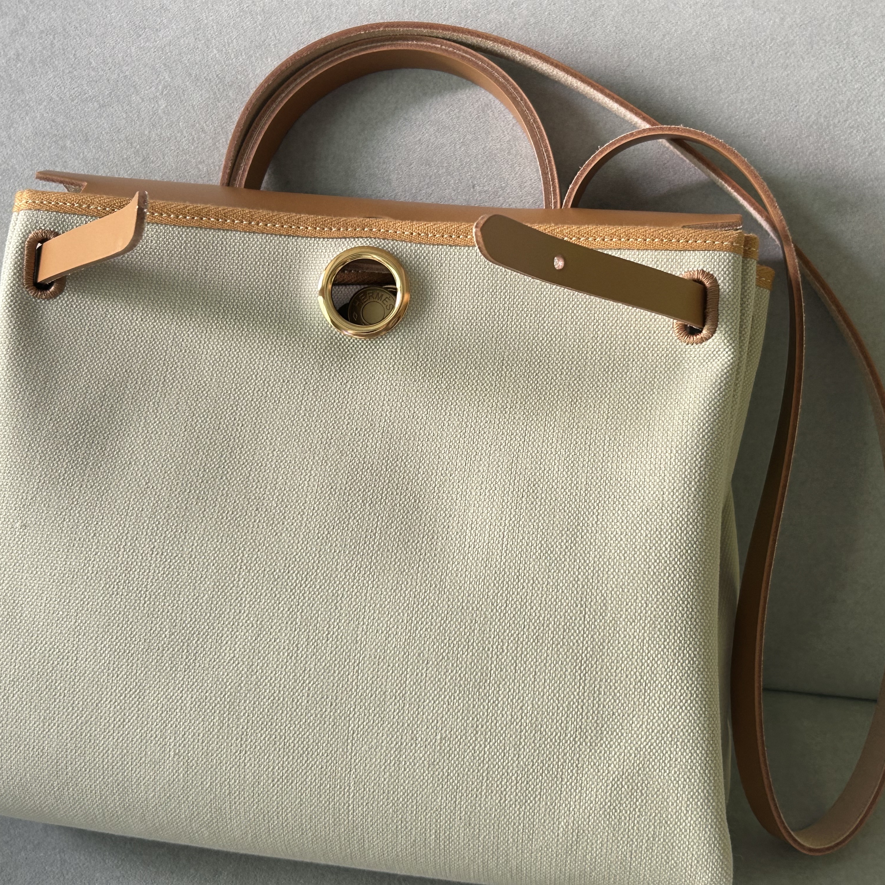 Hermes Herbag Zip 31 Bag Retourne & Gold Beton Naturel Sable 착용 스타일 - 5