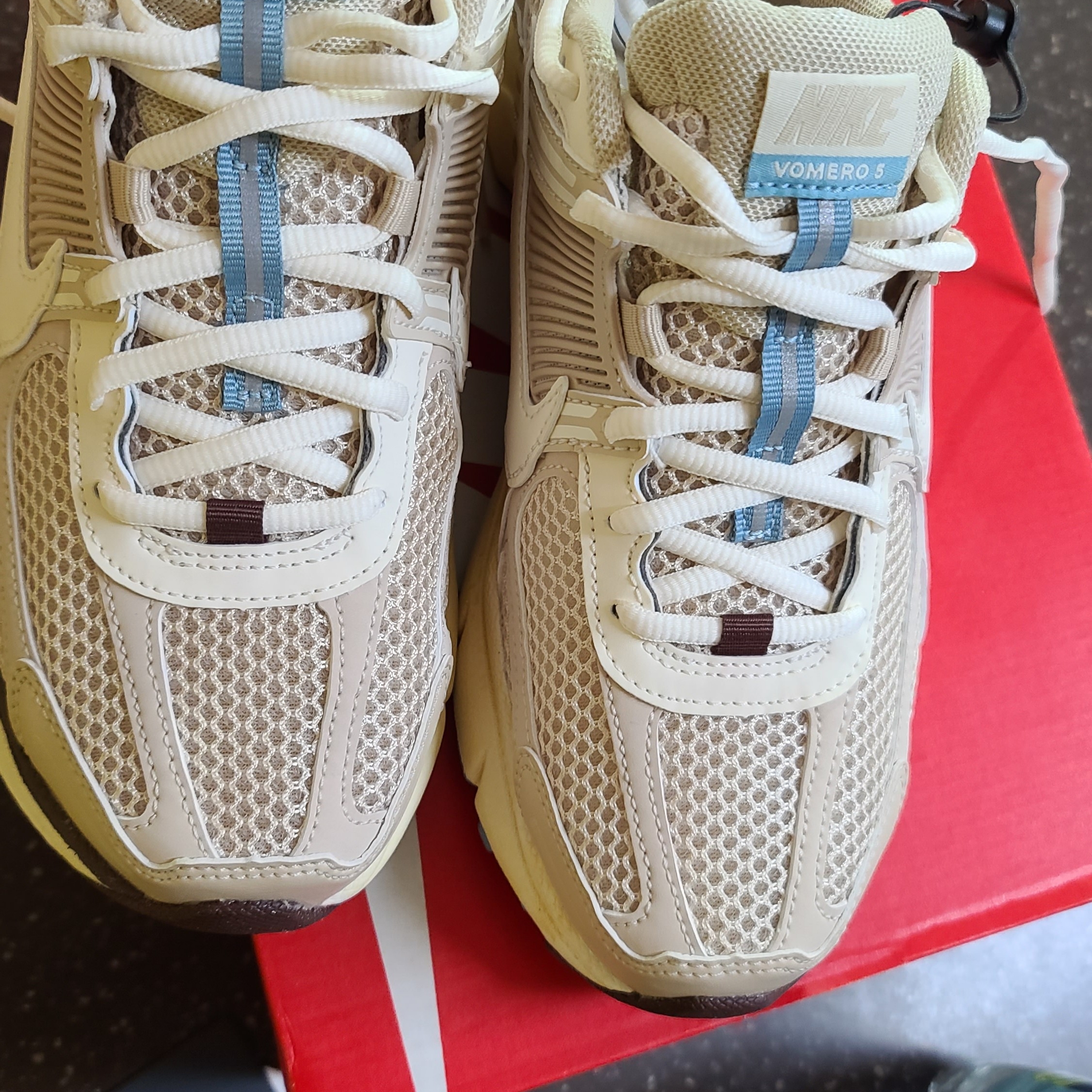 (W) Nike Zoom Vomero 5 Oatmeal 착용 스타일 - 1