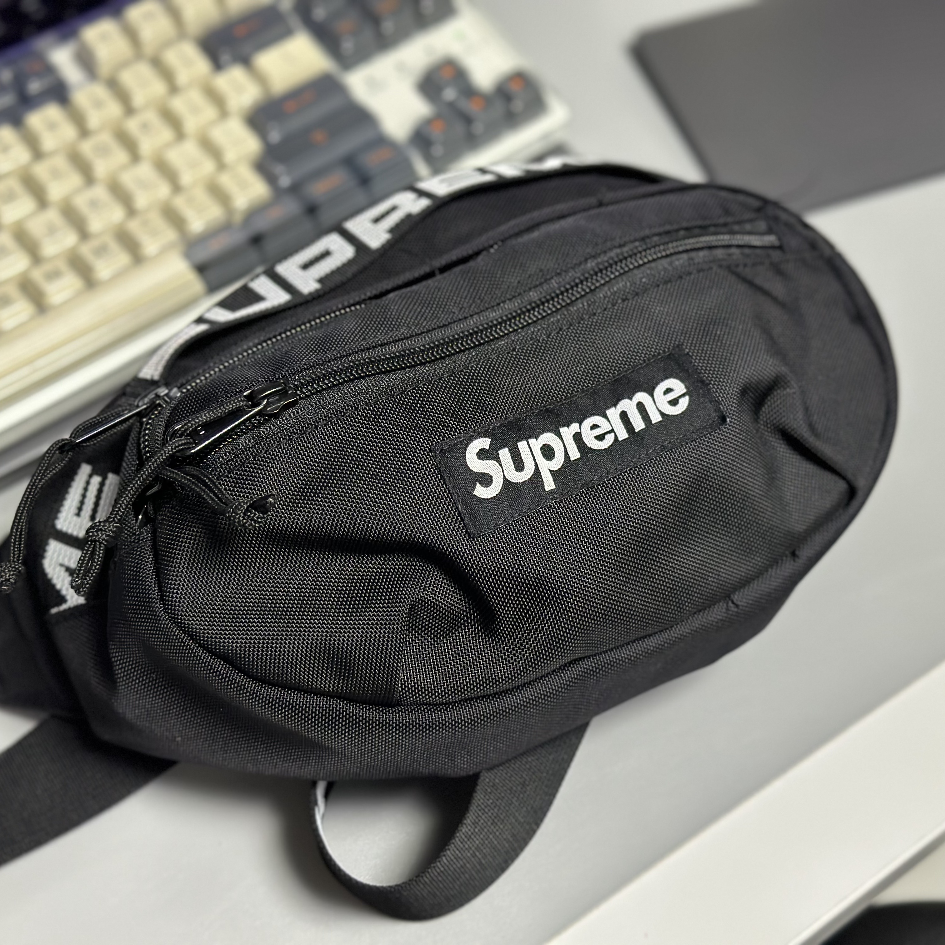 Supreme Waist Bag Black - 18SS, Supreme Shoulder Bag Olive - 22FW 착용 스타일 - 2