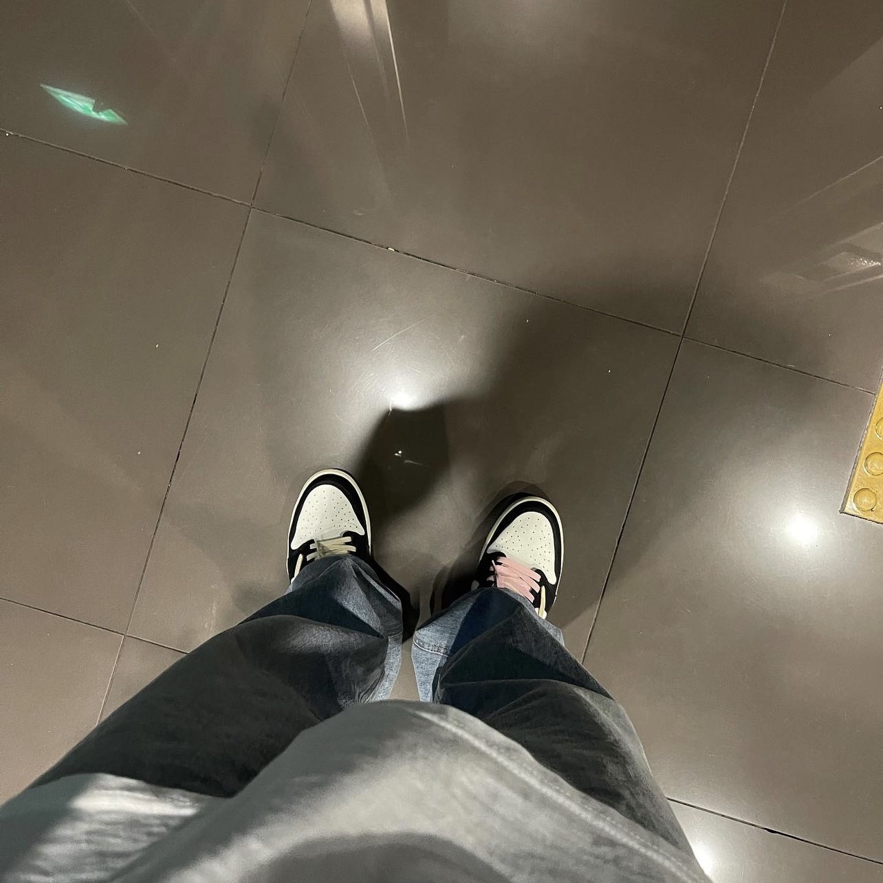 Jordan 1 x Travis Scott x Fragment Retro Low OG SP Military Blue, Reebok x Kanghyuk Premier Road Modern White Red  착용 스타일 - 1