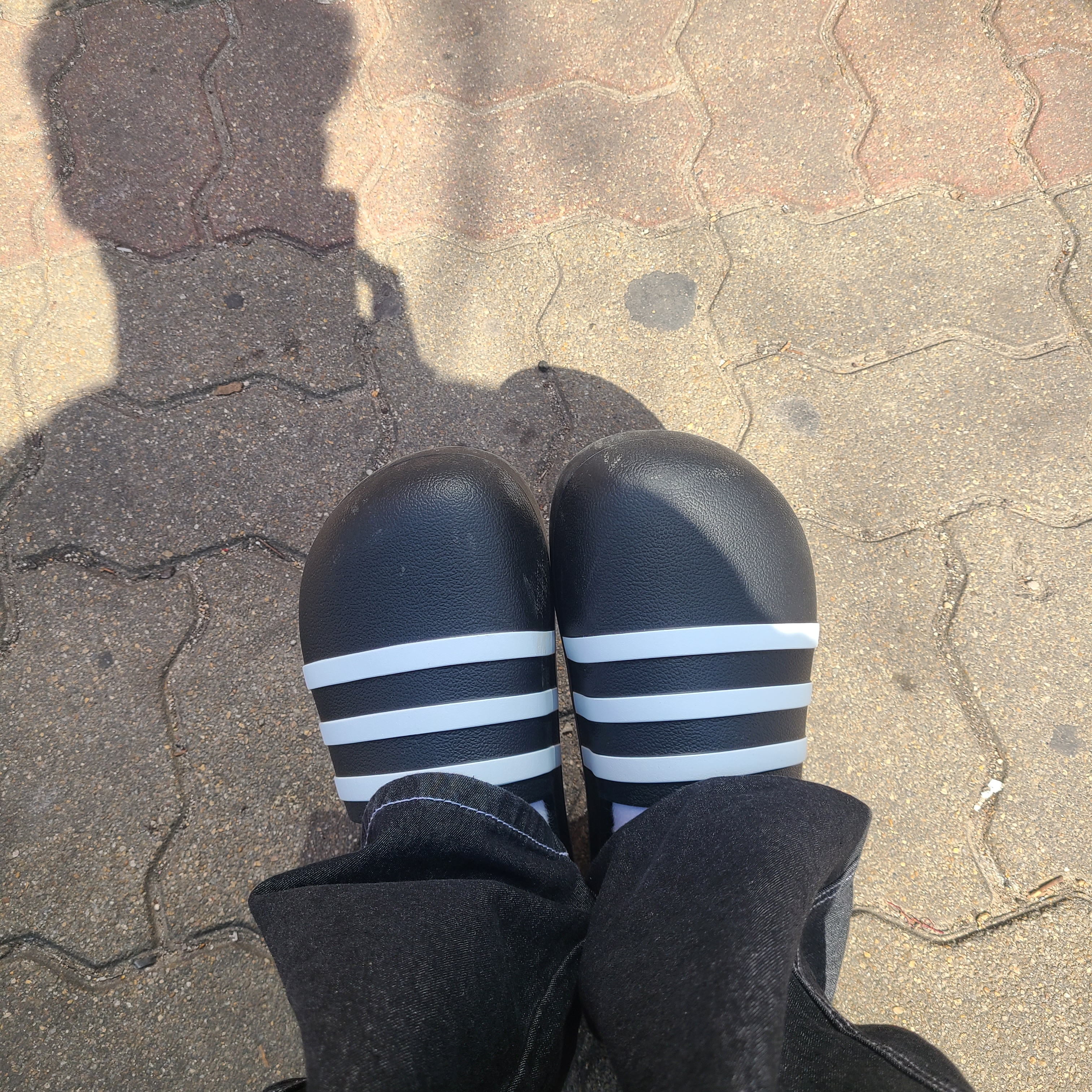 Adidas Adifom Adilette Slides Core Black 착용 스타일 - 1