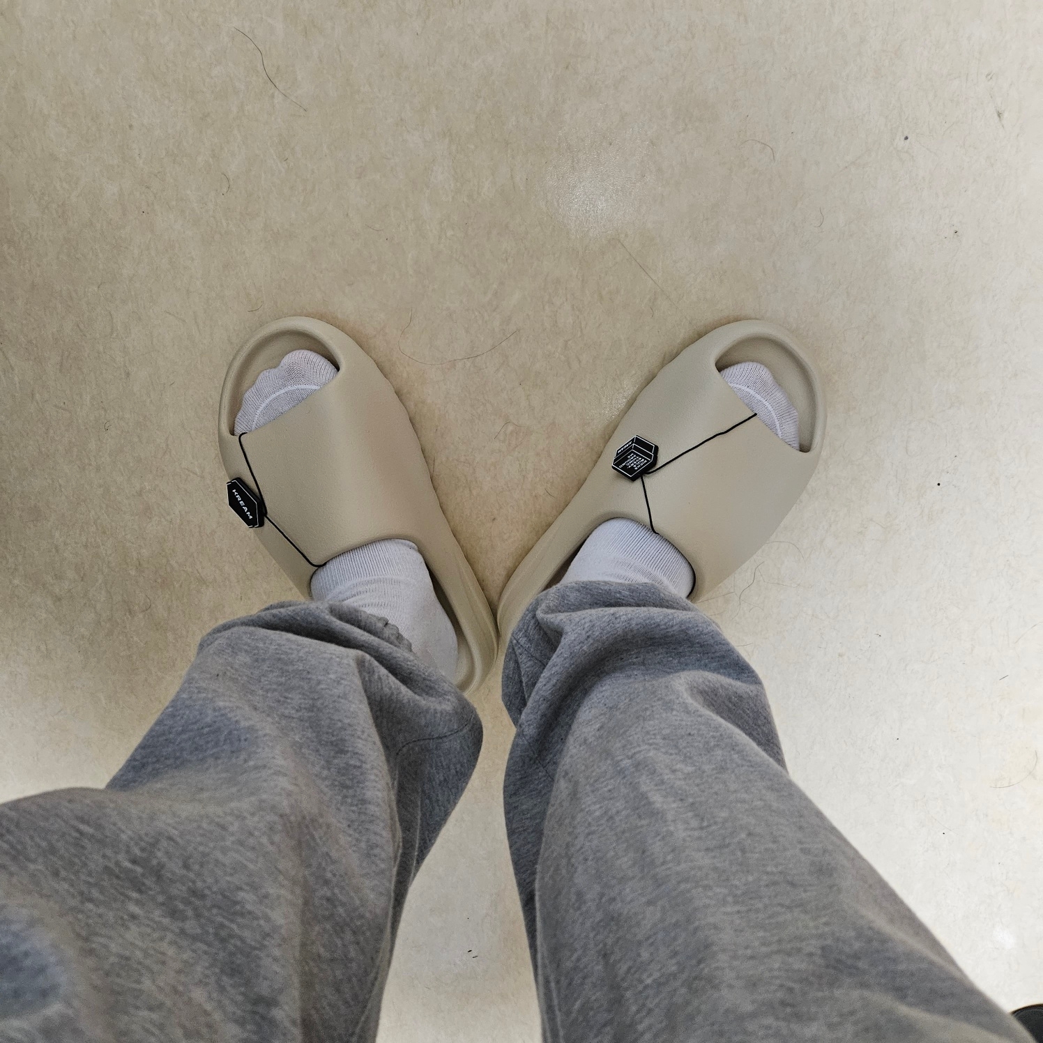 Adidas Yeezy Slide Bone 2022/2023 착용 스타일