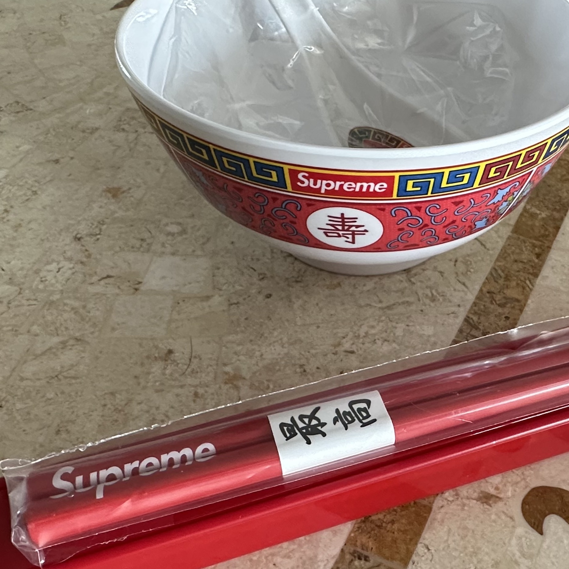 Supreme Heller Mugs Red (Set of 2), Supreme x Sigg 0.75L Food Jar Black - 21FW 착용 스타일 - 1
