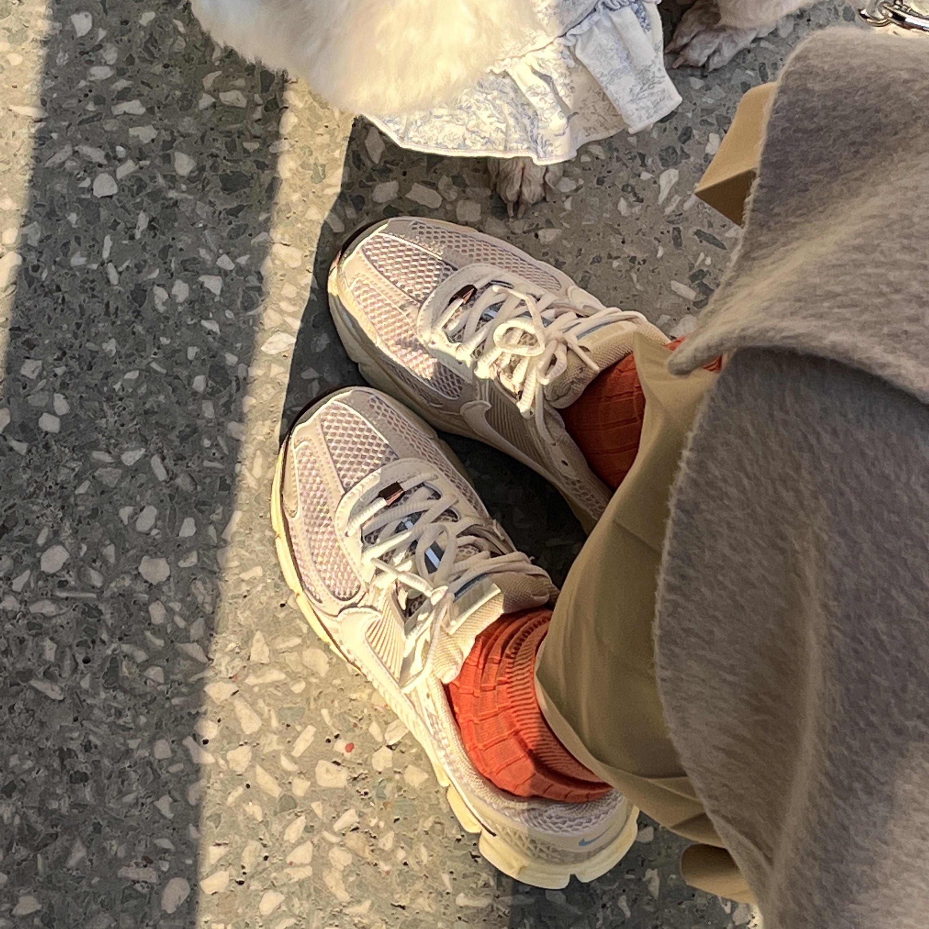 (W) Nike Zoom Vomero 5 Oatmeal 착용 스타일 - 1