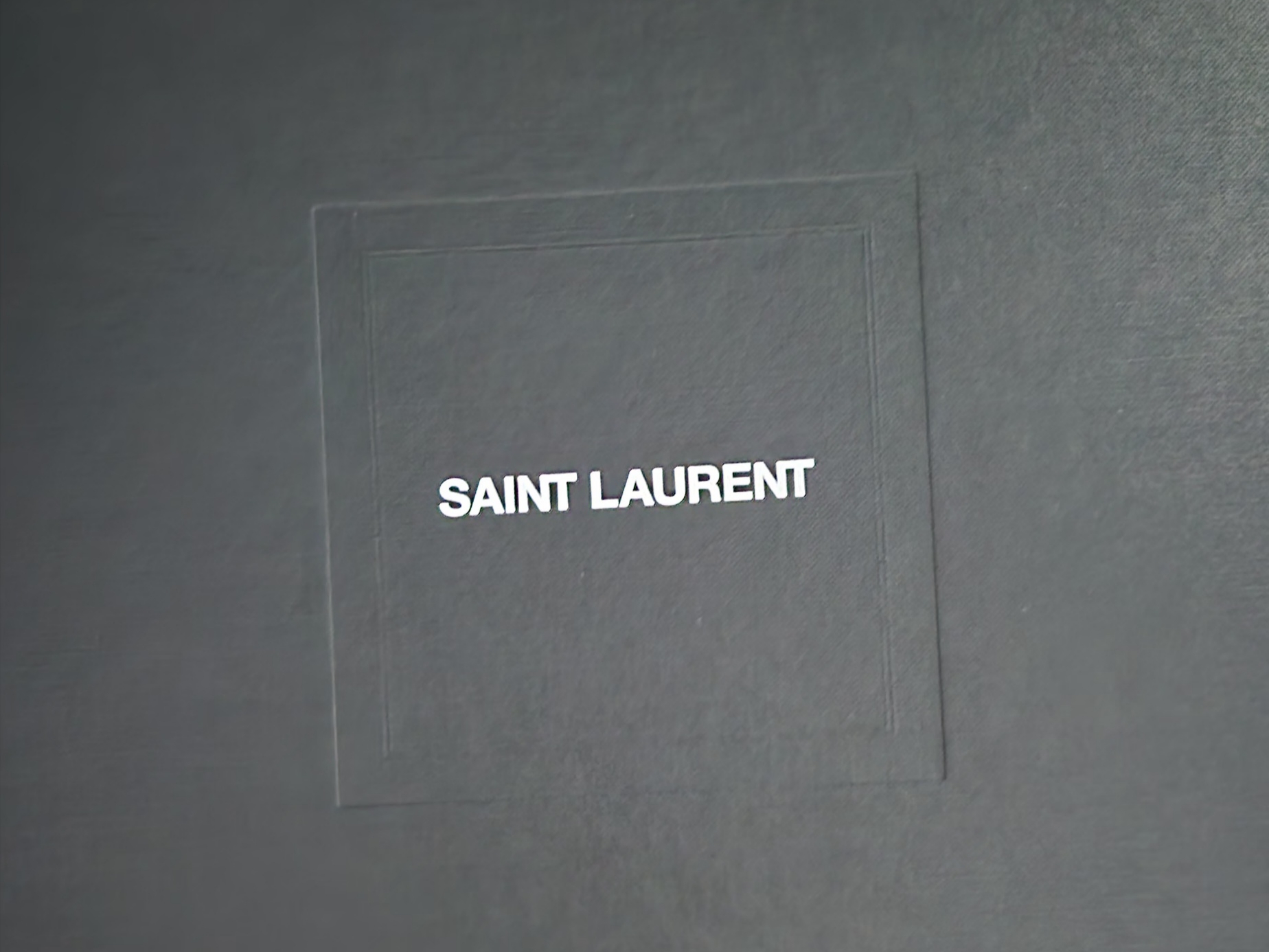 Saint Laurent Tablet Holder in Smooth Leather Black 착용 스타일 - 3