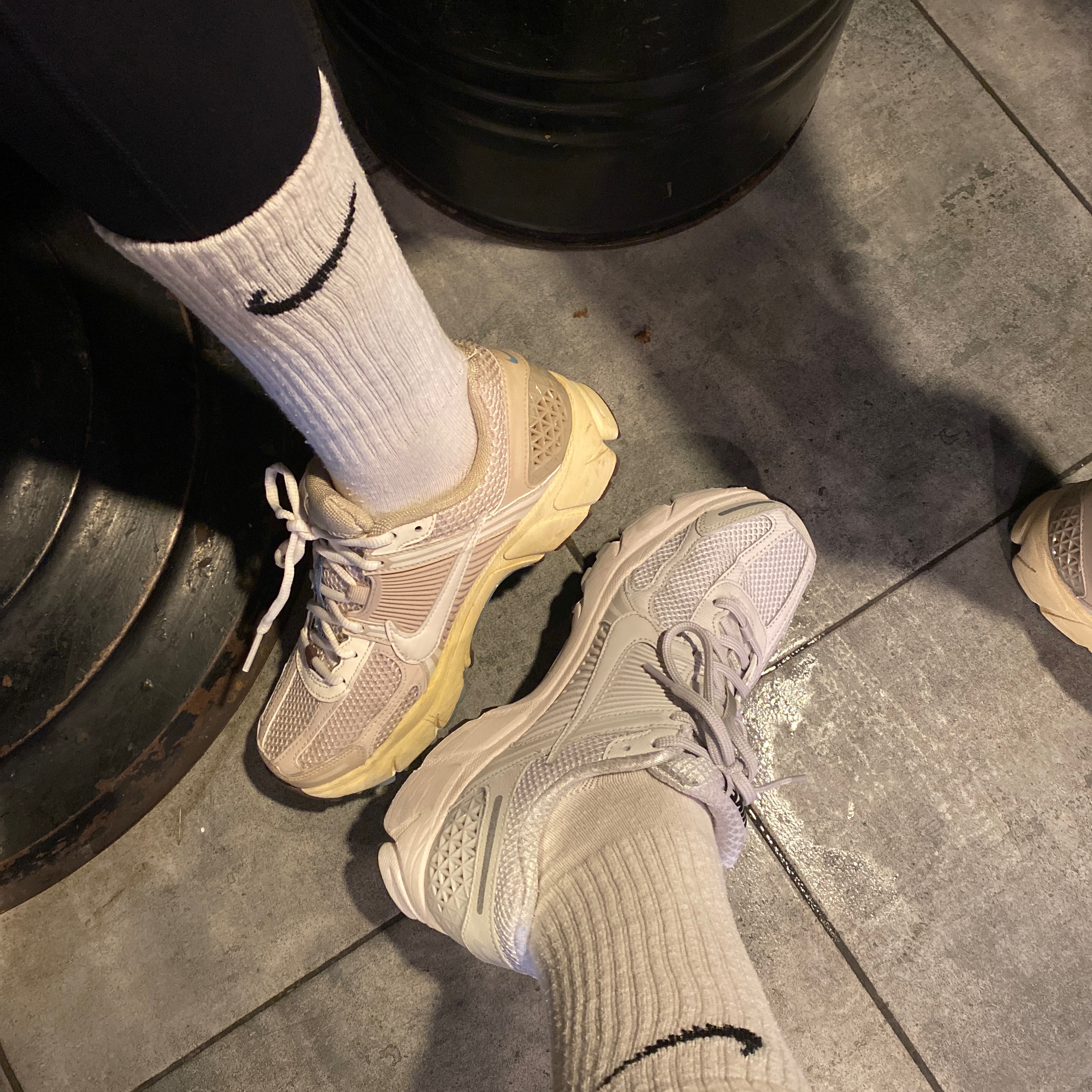 (W) Nike Zoom Vomero 5 Oatmeal, Nike Zoom Vomero 5 SP Vast Grey 2023 착용 스타일