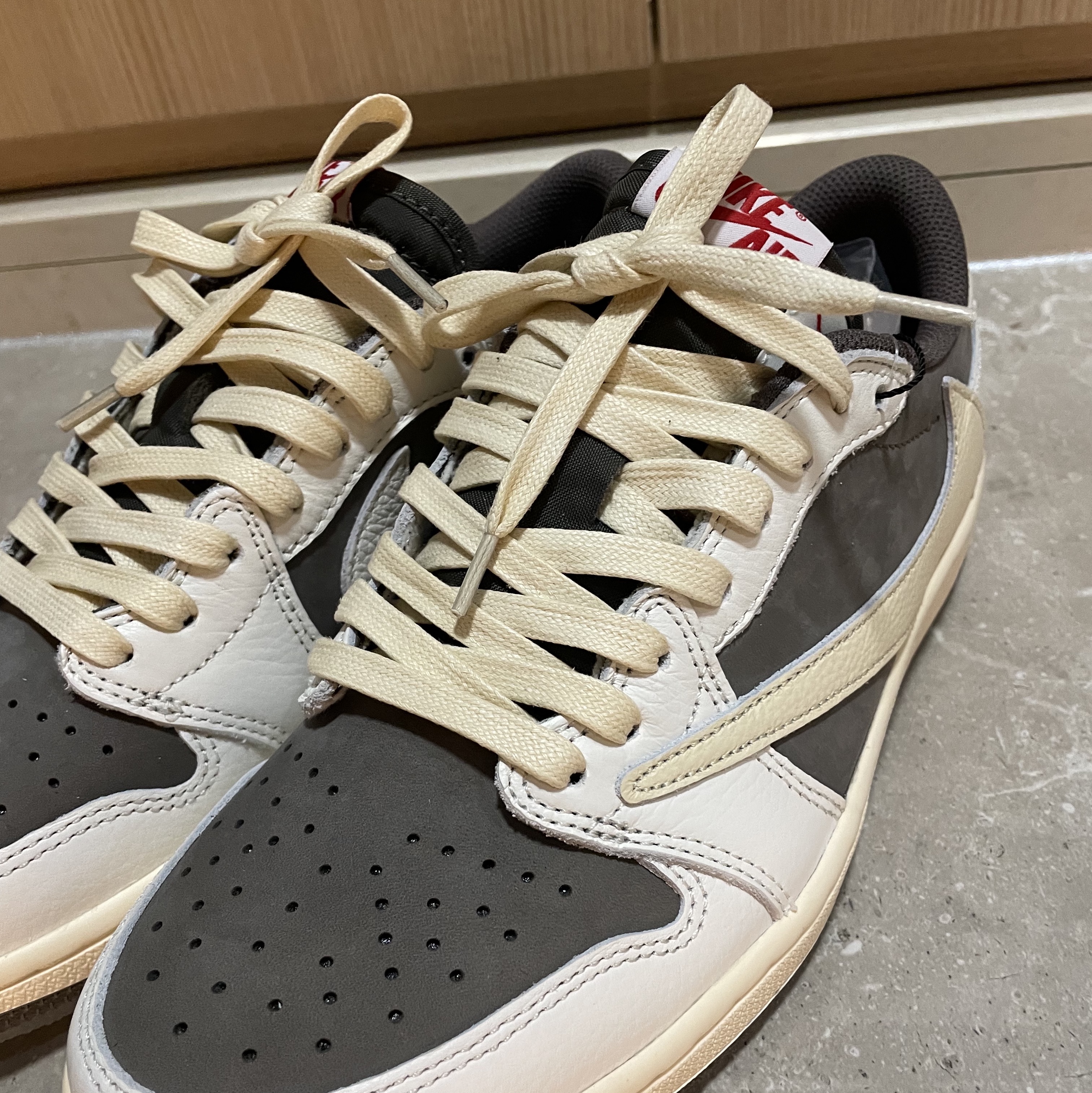 Jordan 1 x Travis Scott Retro Low OG SP Sail and Ridgerock 착용 스타일