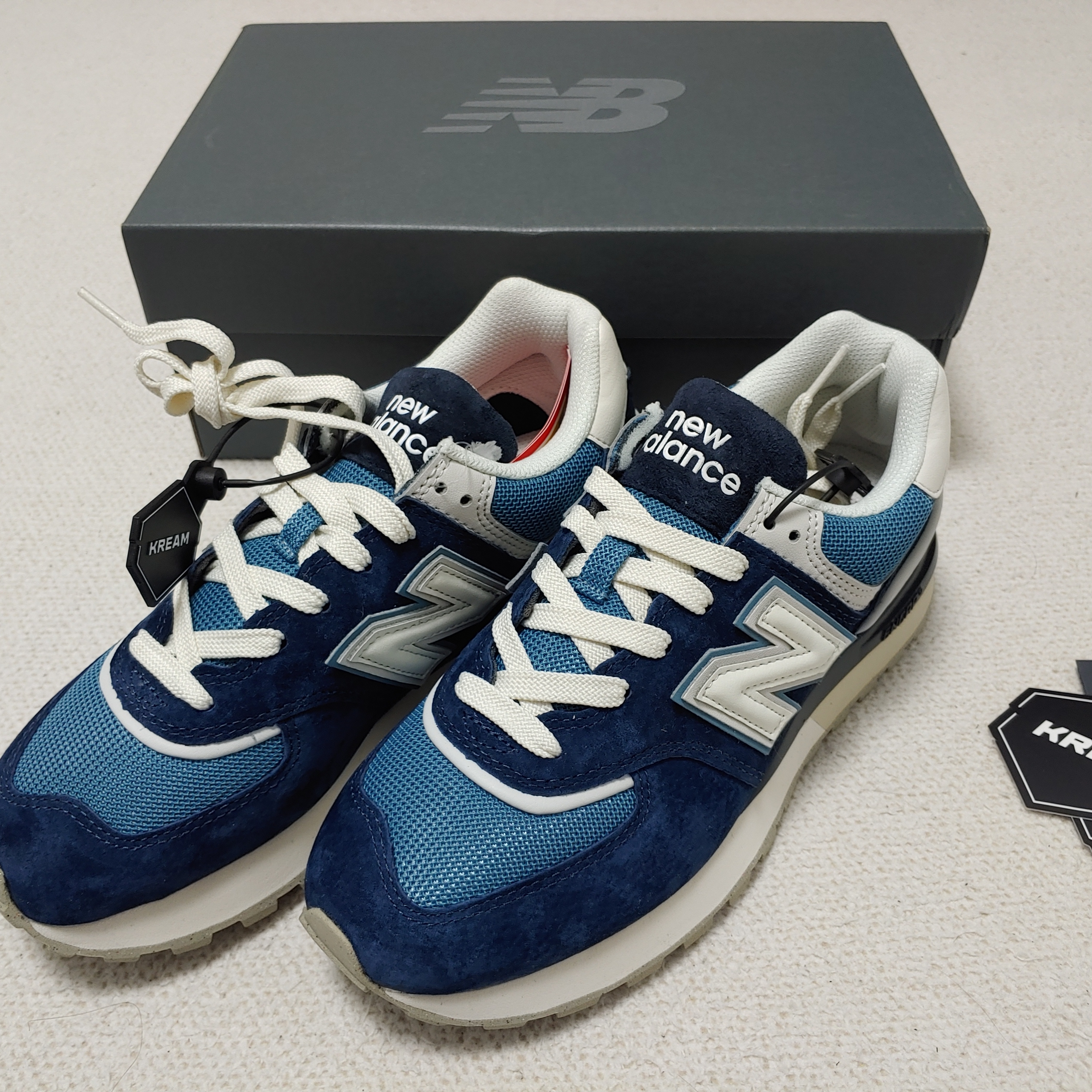 New Balance 574 Legacy Navy Sea Salt 착용 스타일 - 2