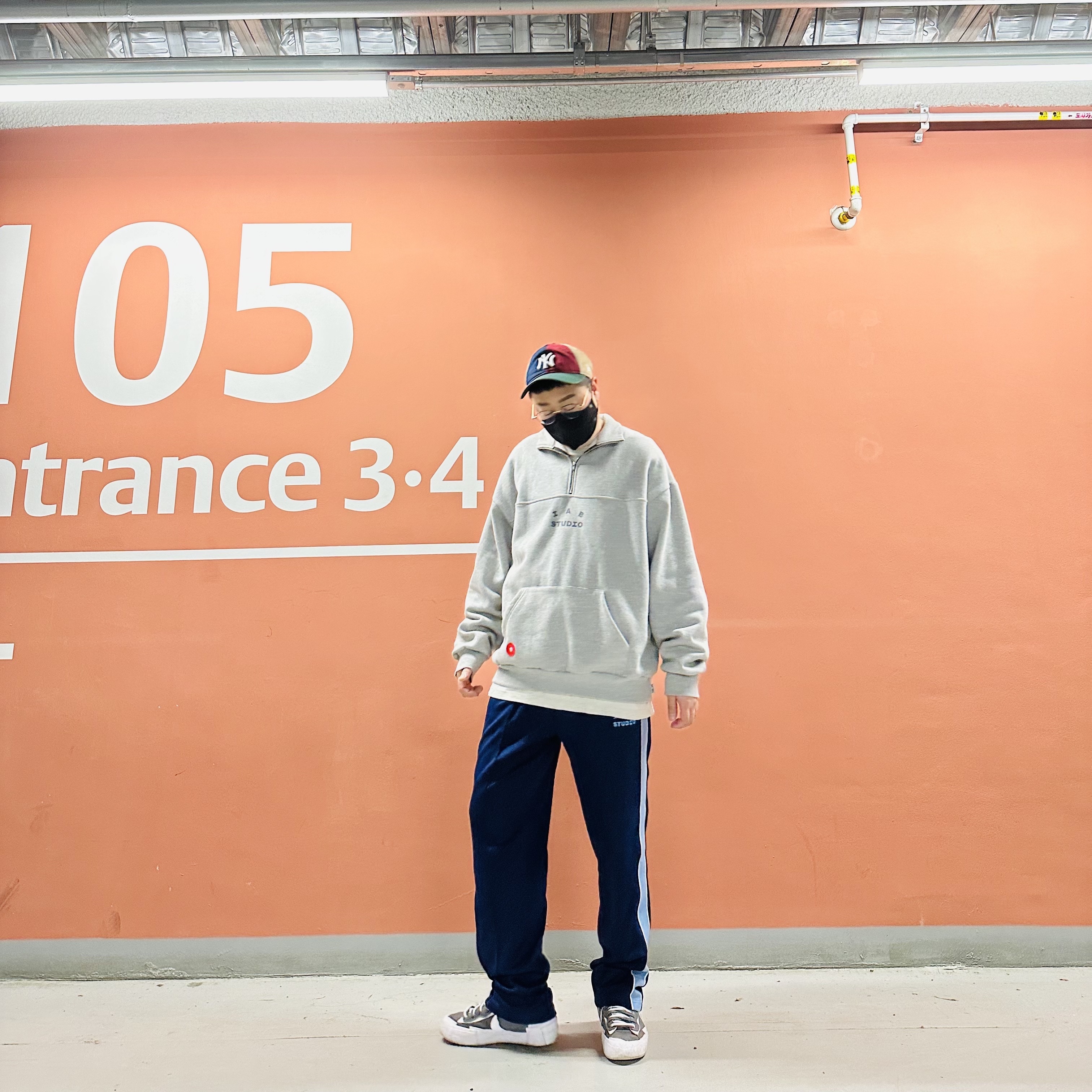 IAB Studio x New Era New York Cap Multi, IAB Studio x Hyundai Mobis Half Zip Pullover Grey 착용 스타일 - 3