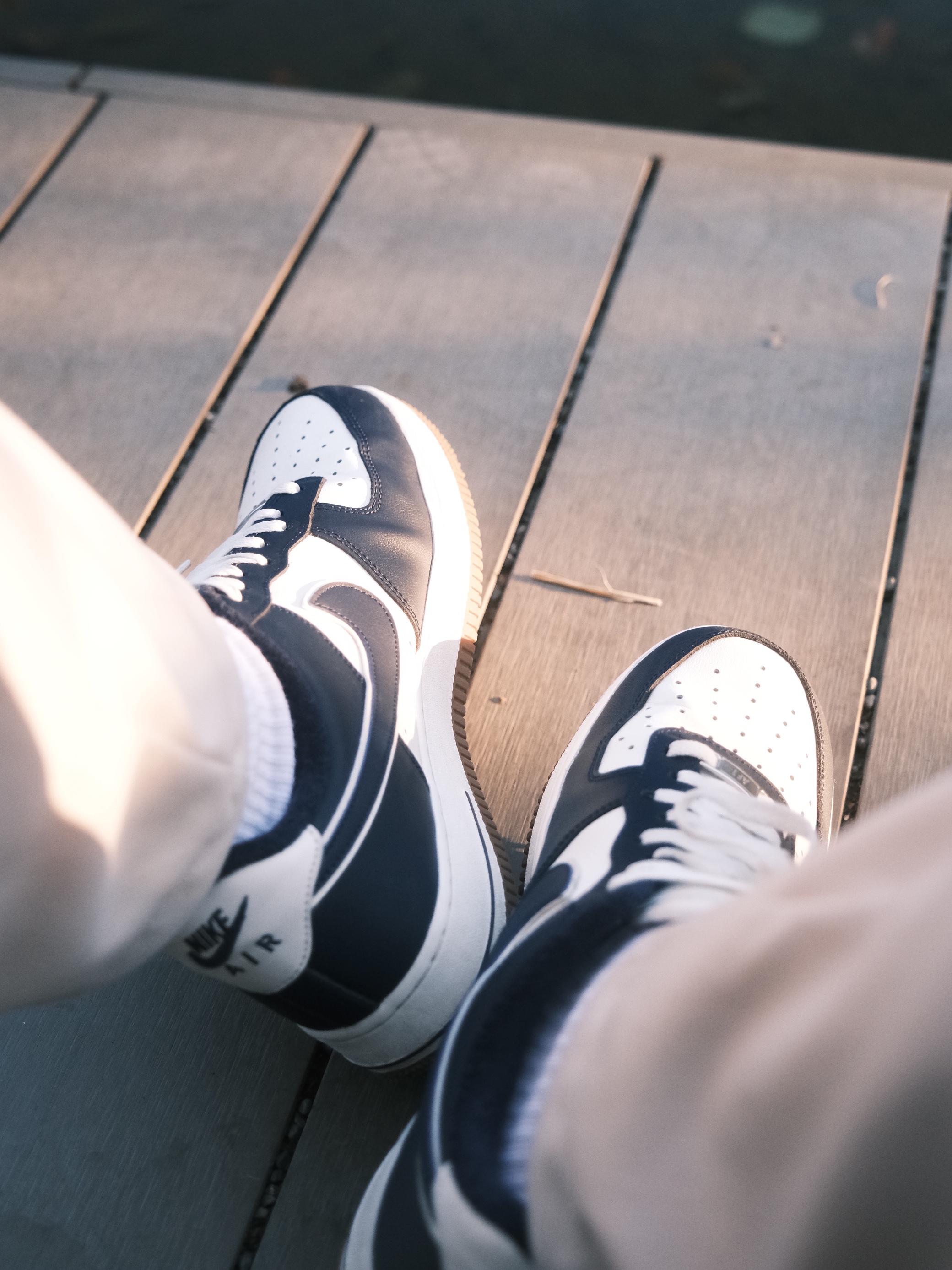 Nike Air Force 1 '07 LV8 Midnight Navy, Uniqlo U Drawstring Shoulder Bag Natural 착용 스타일 - 3