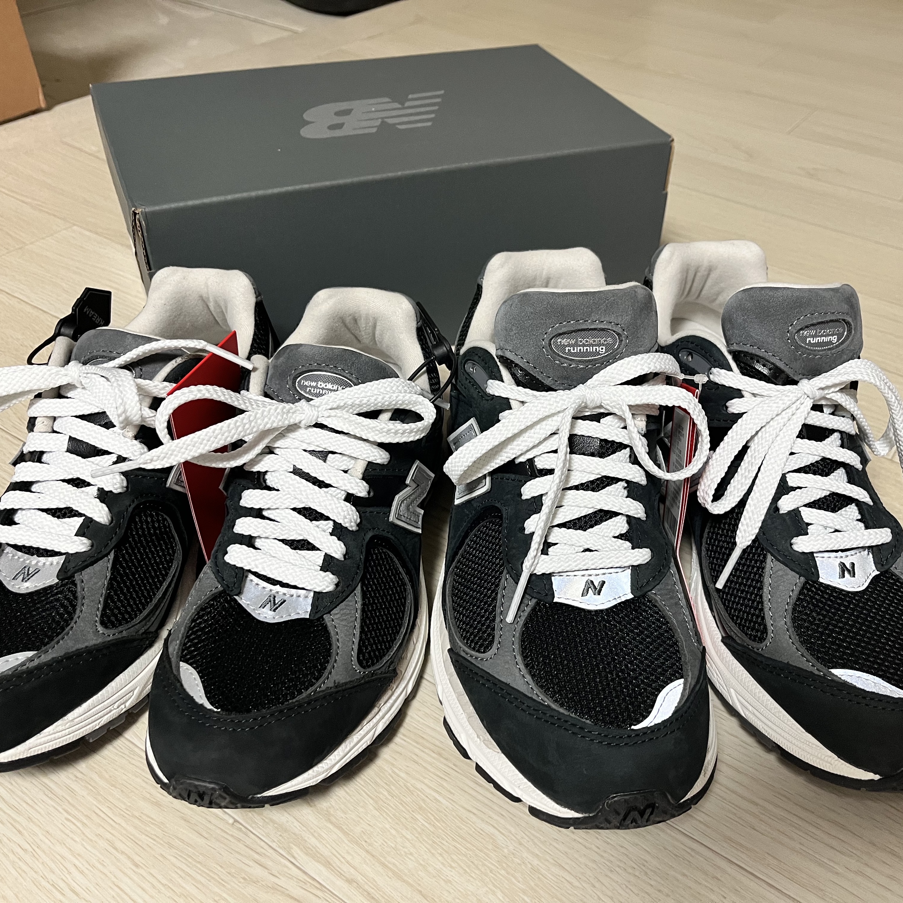 New Balance 2002R Premium Vintage Black 착용 스타일