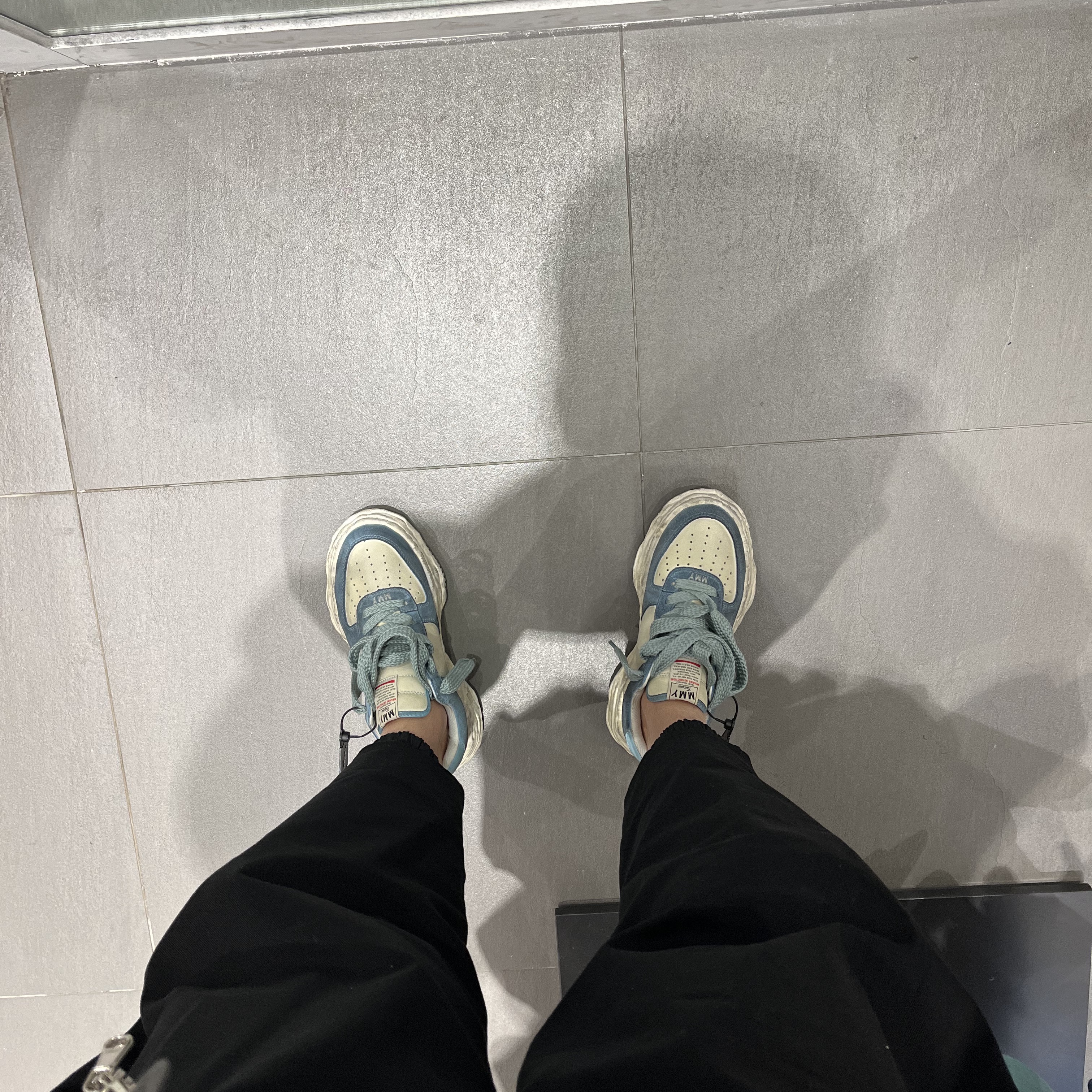Maison Mihara Yasuhiro Wayne OG Sole Distressed Leather Low-top Sneaker Blue White 착용 스타일