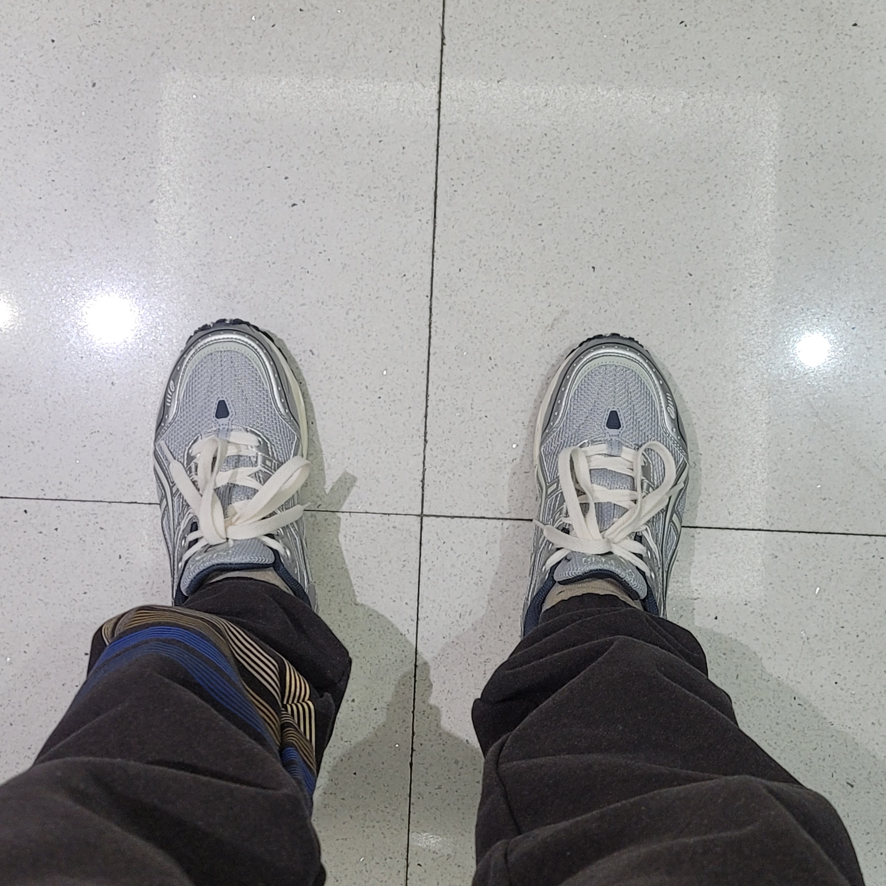 Asics Gel-1090 Piedmont Grey 착용 스타일 - 1