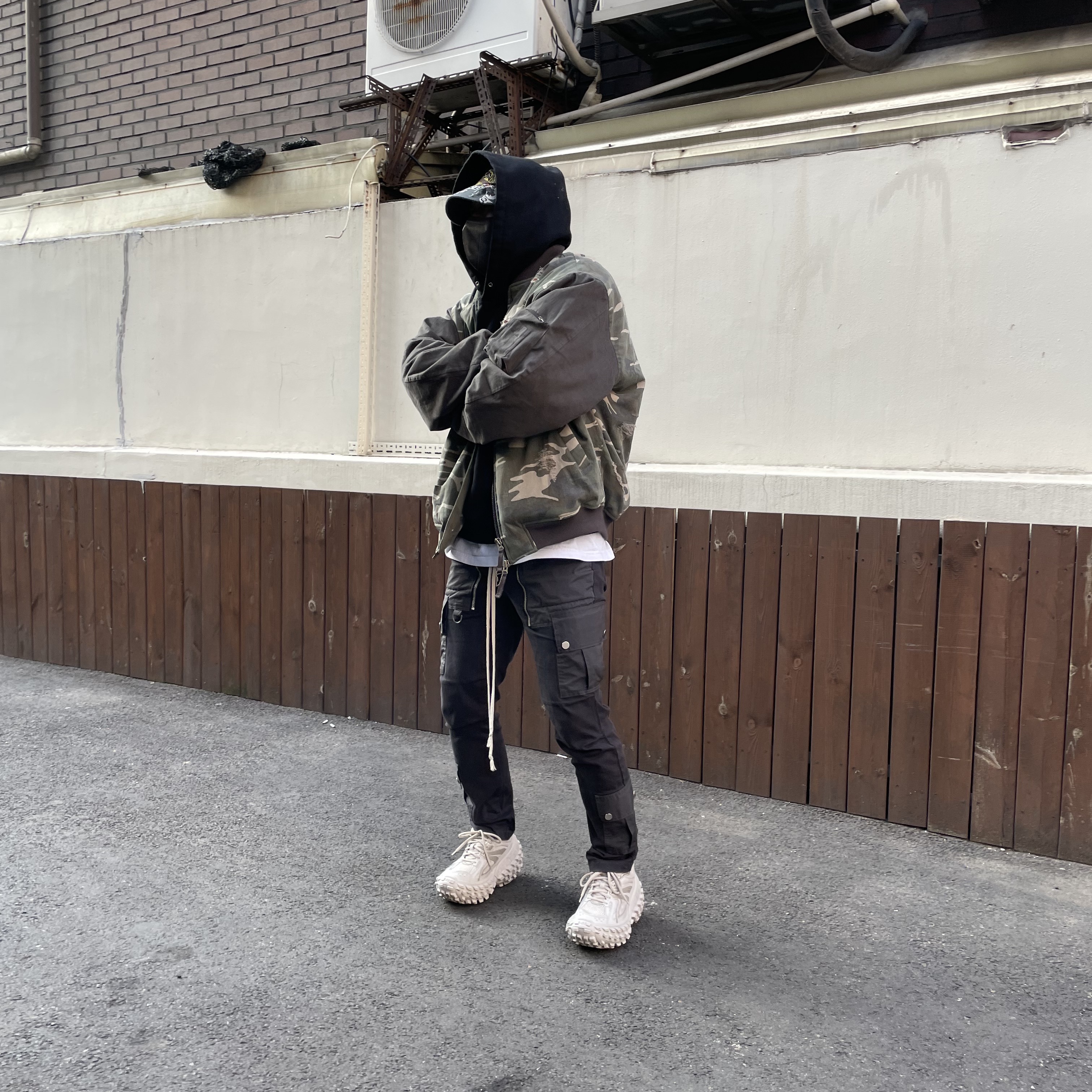 Undermycar Vetek Camouflage Destroyed Bomber Kombu - 23SS, Balenciaga Defender Sneakers Beige 착용 스타일 - 2