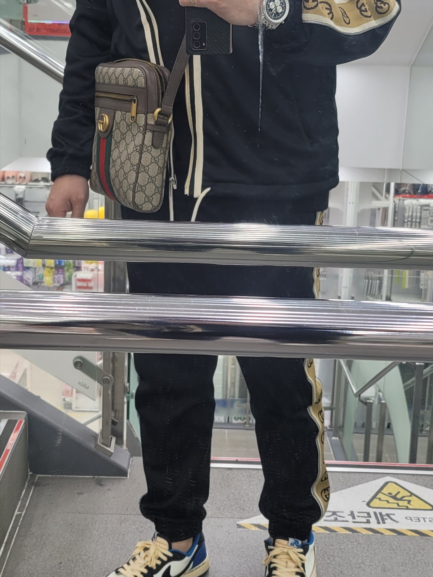 Jordan 1 x Travis Scott x Fragment Retro Low OG SP Military Blue, Gucci Ophidia GG Small Messenger Bag Beige Ebony 착용 스타일