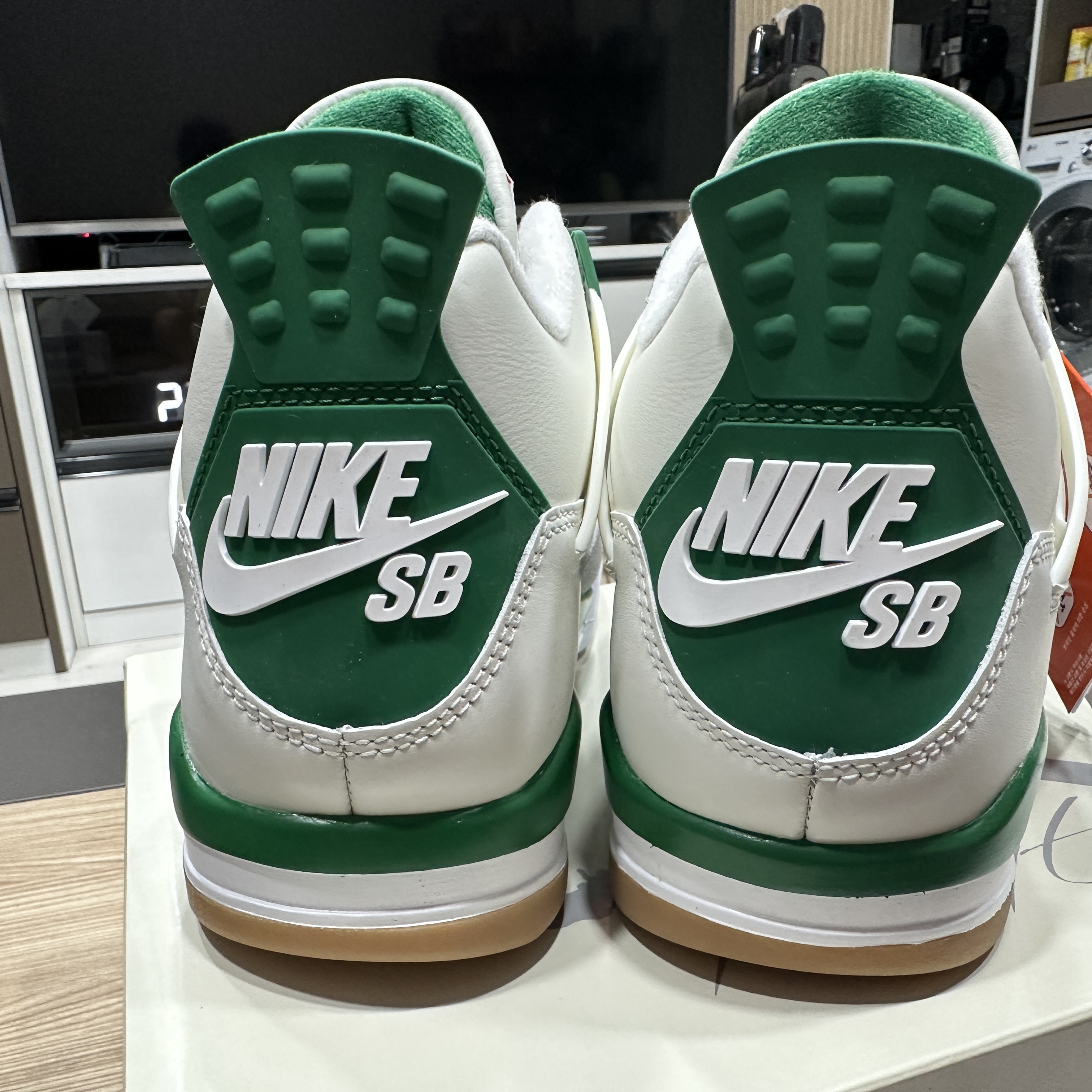 Jordan 4 x Nike SB Retro SP Pine Green 착용 스타일 - 2