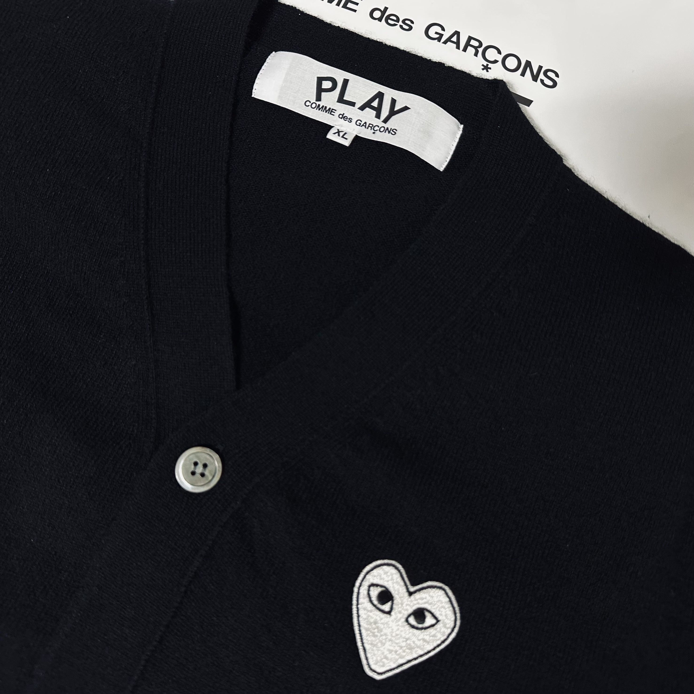 Play Comme des Garcons White Heart Knit Cardigan Black 착용 스타일