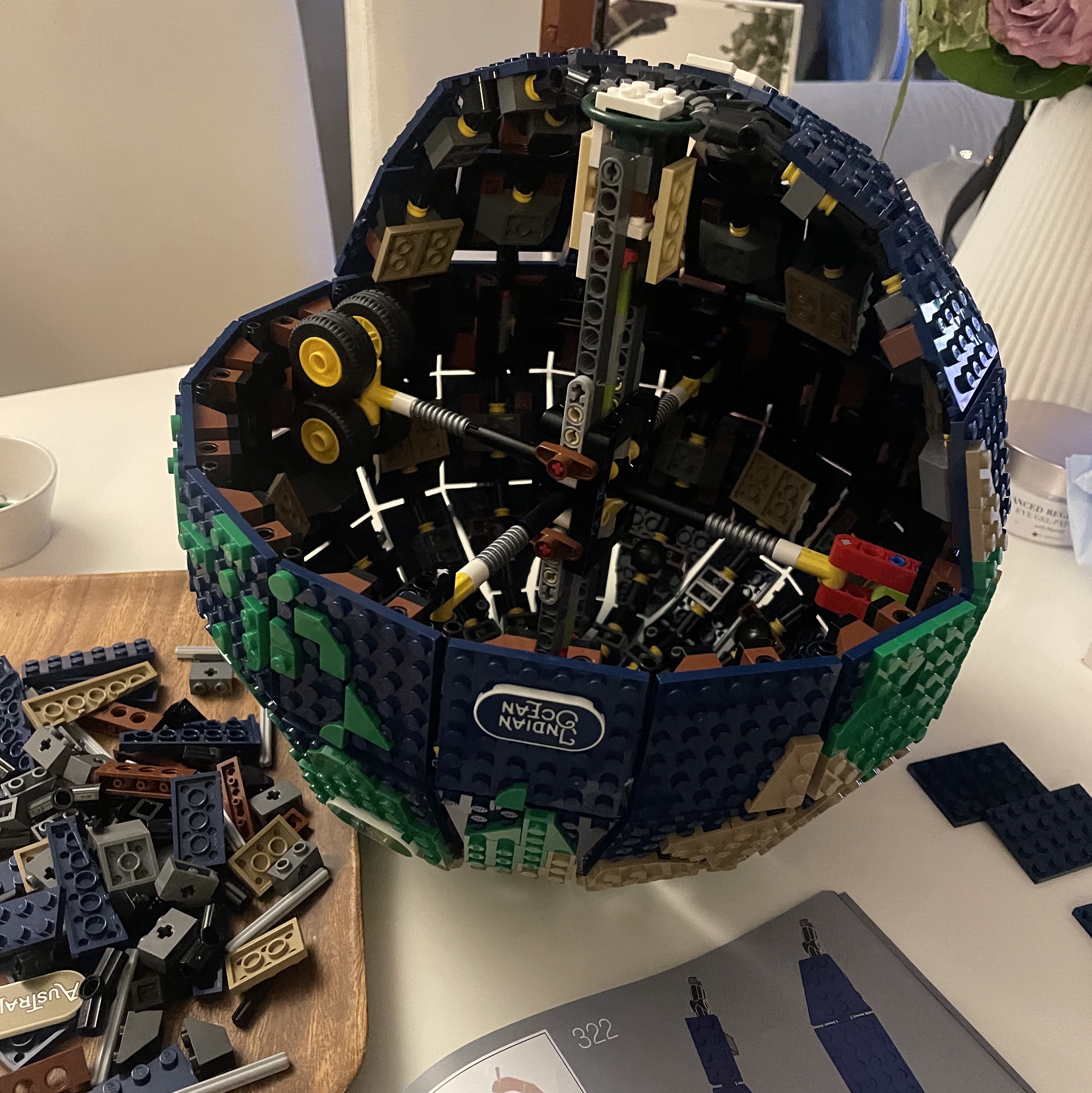 Lego The Globe 착용 스타일 - 2