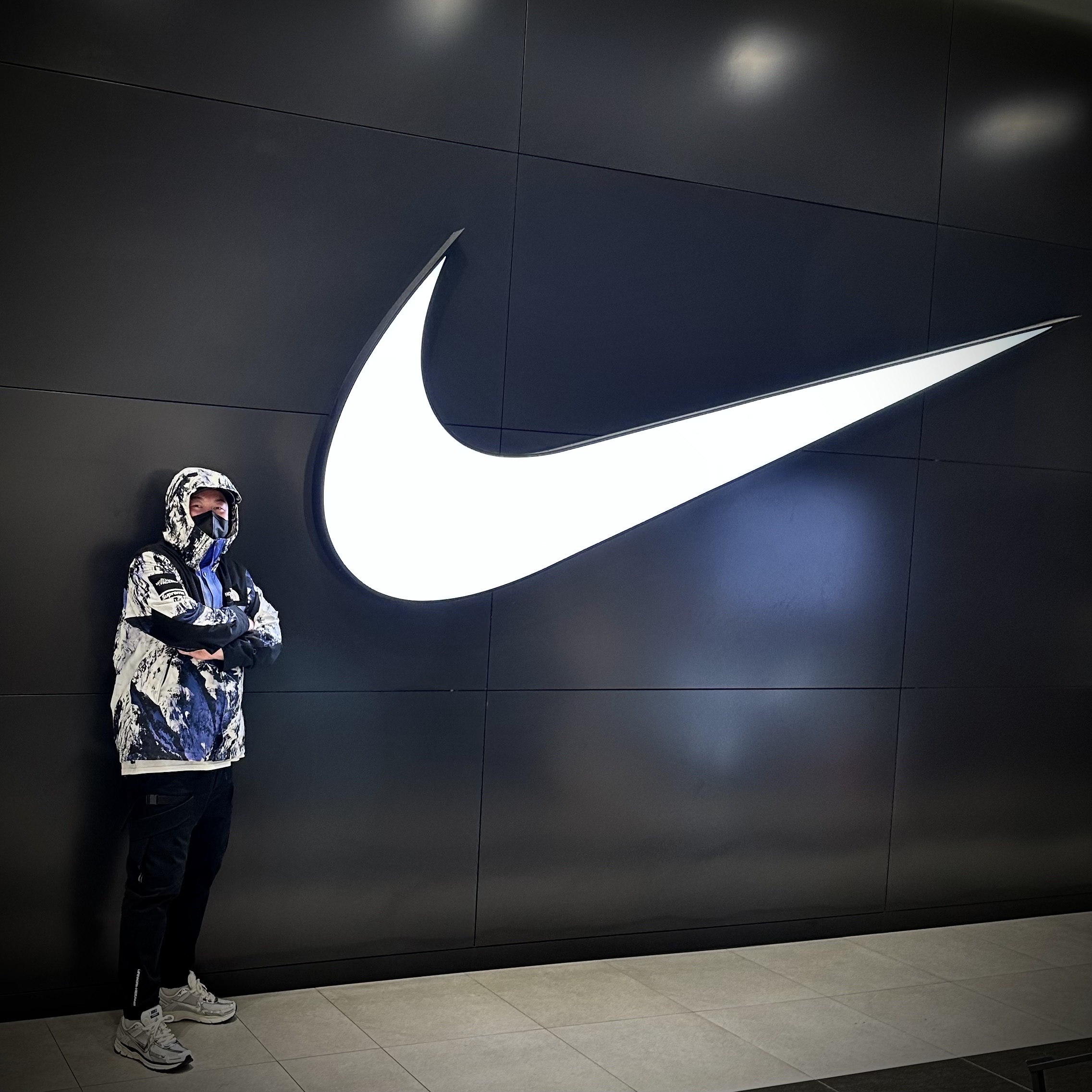 (W) Nike Zoom Vomero 5 Photon Dust and Metallic Silver, Supreme x The North Face Mountain Parka Blue White - 17FW 착용 스타일