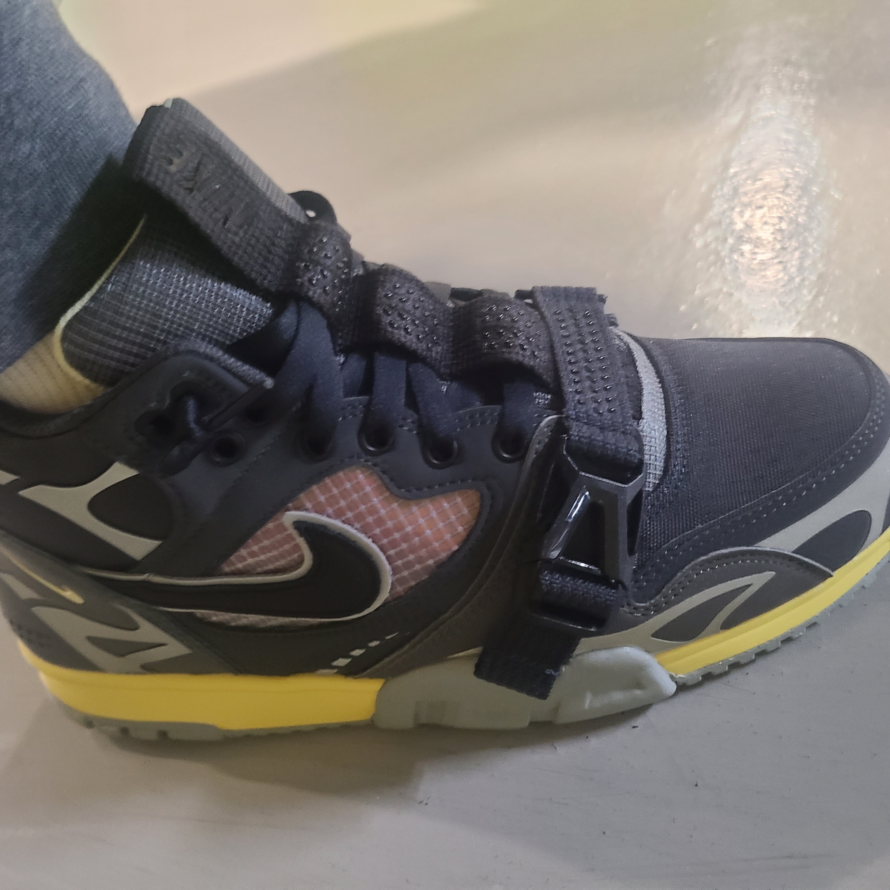 Nike Air Trainer 1 SP Dark Smoke Grey 착용 스타일 - 1
