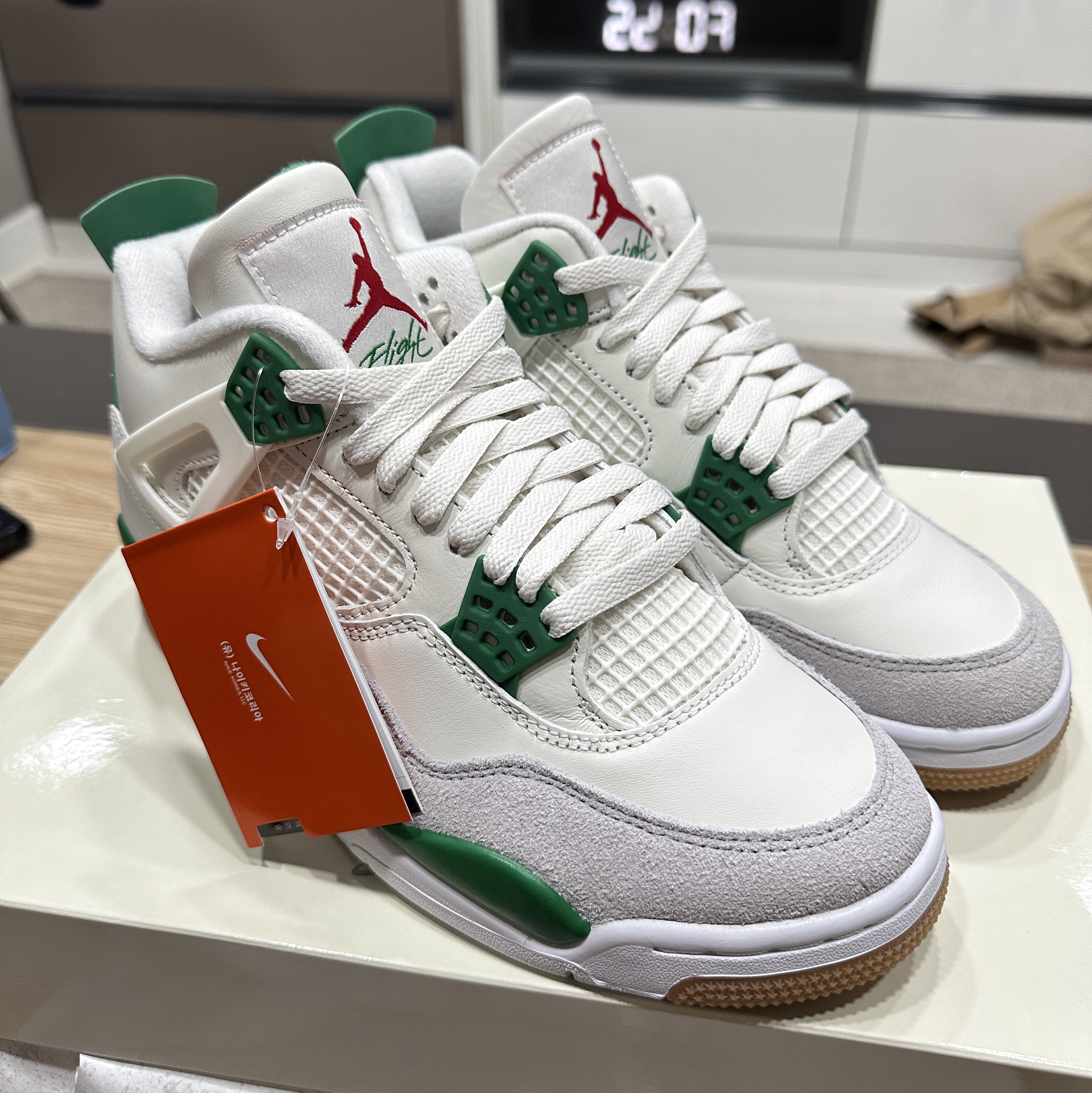 Jordan 4 x Nike SB Retro SP Pine Green 착용 스타일 - 1