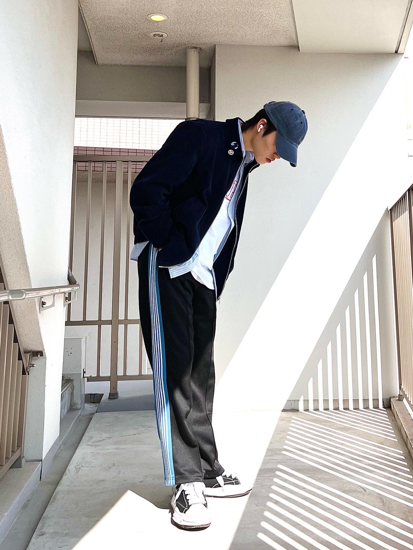 Maison Mihara Yasuhiro Blakey OG Sole Canvas Low-top Sneakers Black White 착용 스타일 - 2
