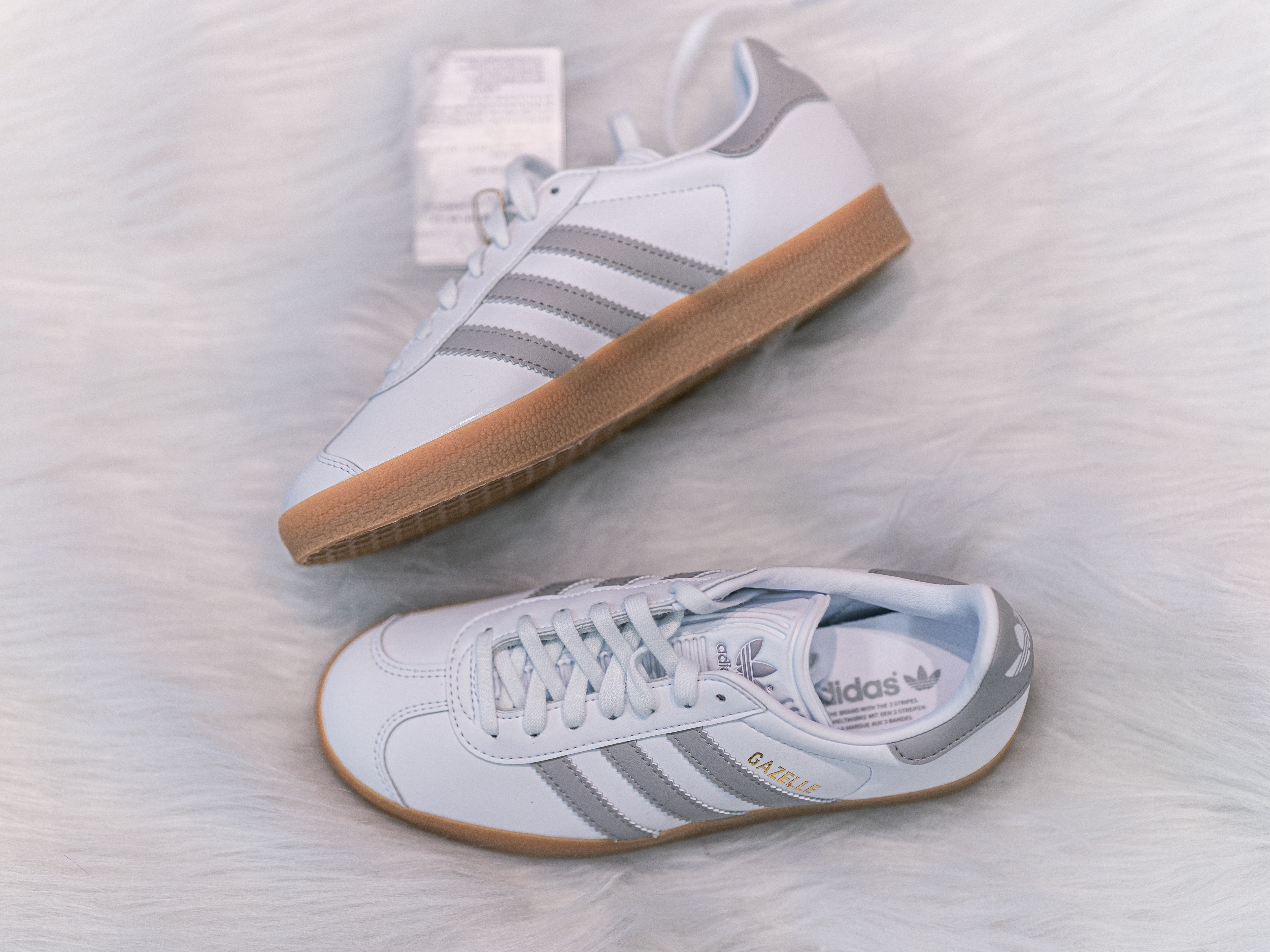 Adidas Gazelle White Grey 착용 스타일 - 1