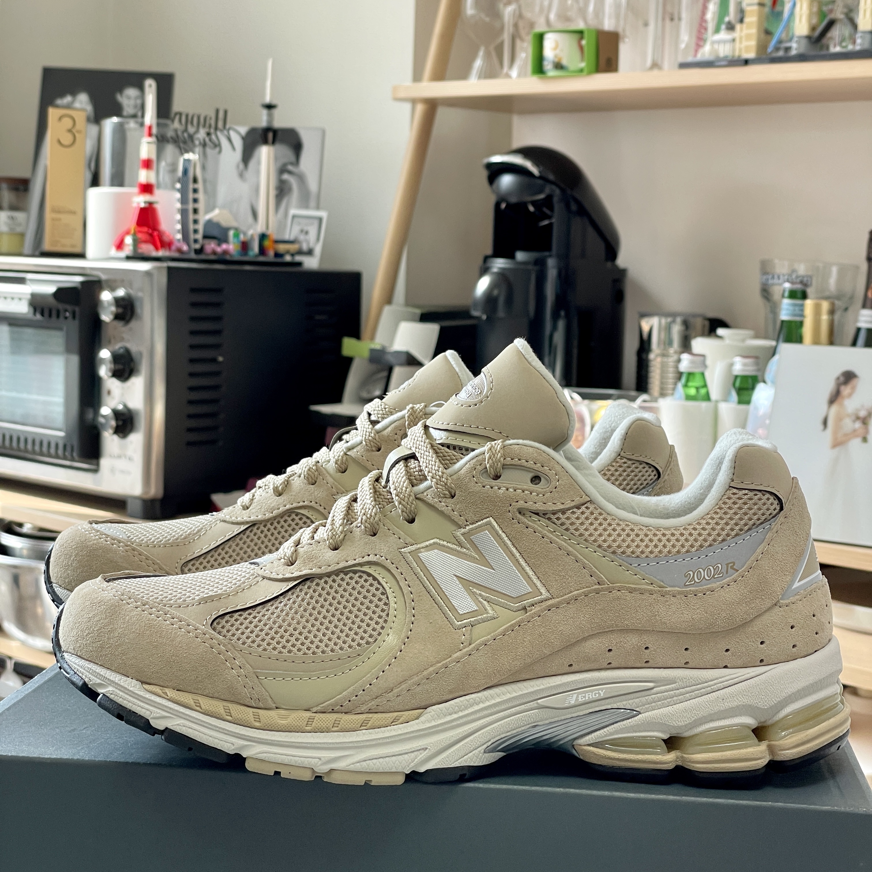 New Balance 2002R T2 Beige 착용 스타일