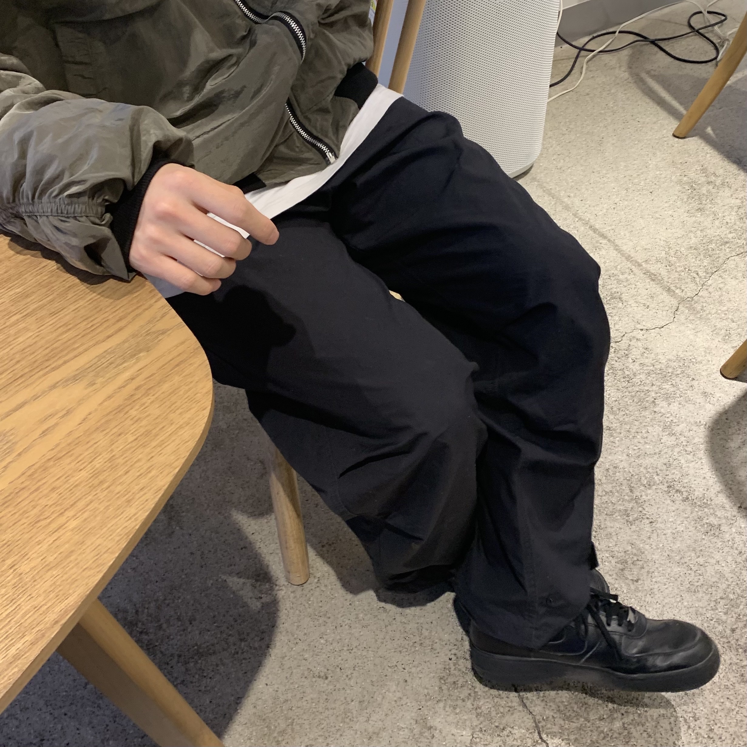 Nike Air Force 1 '07 Low Triple Black 착용 스타일 - 3